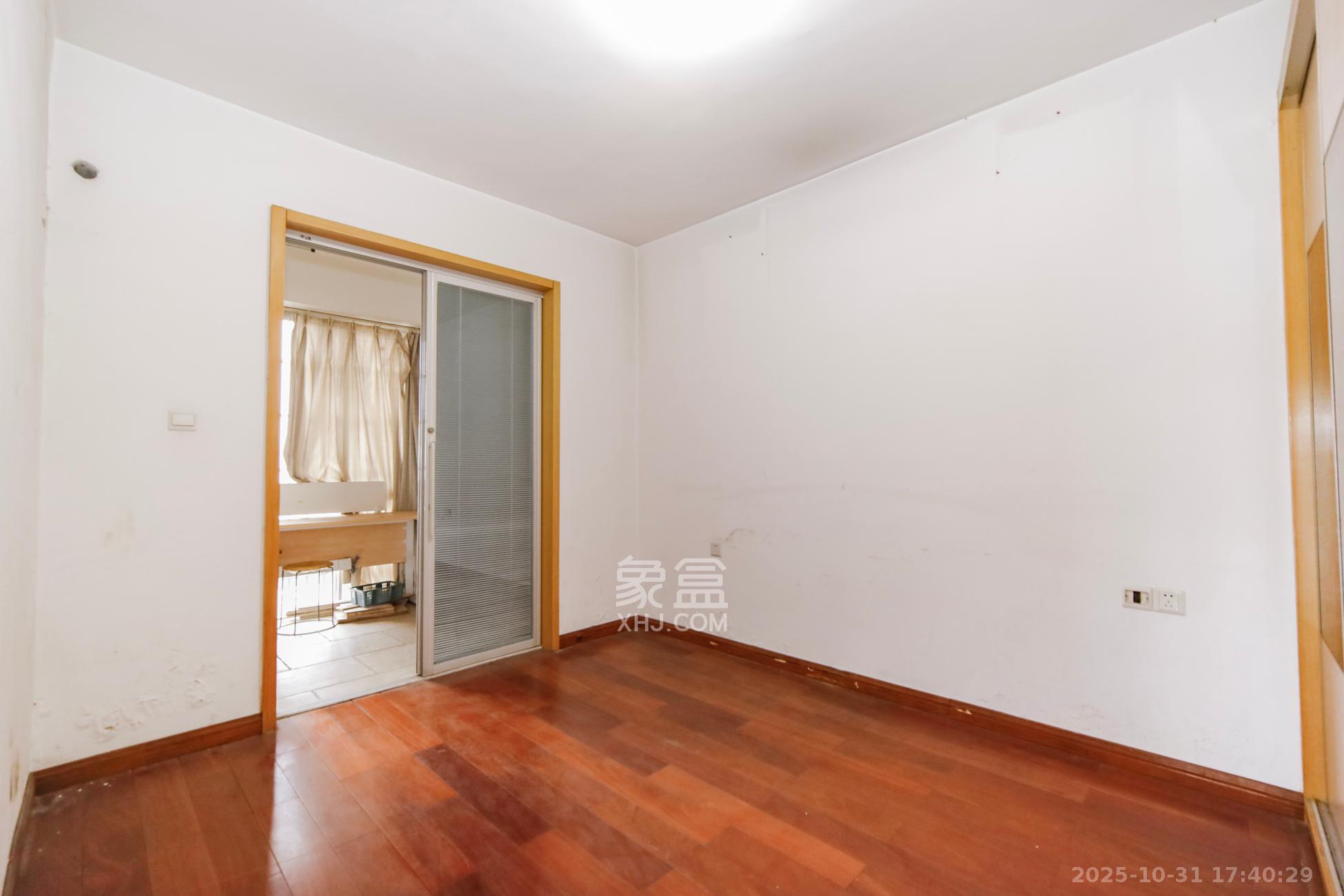 路桥大厦  4室2厅2卫    125.0万卧室