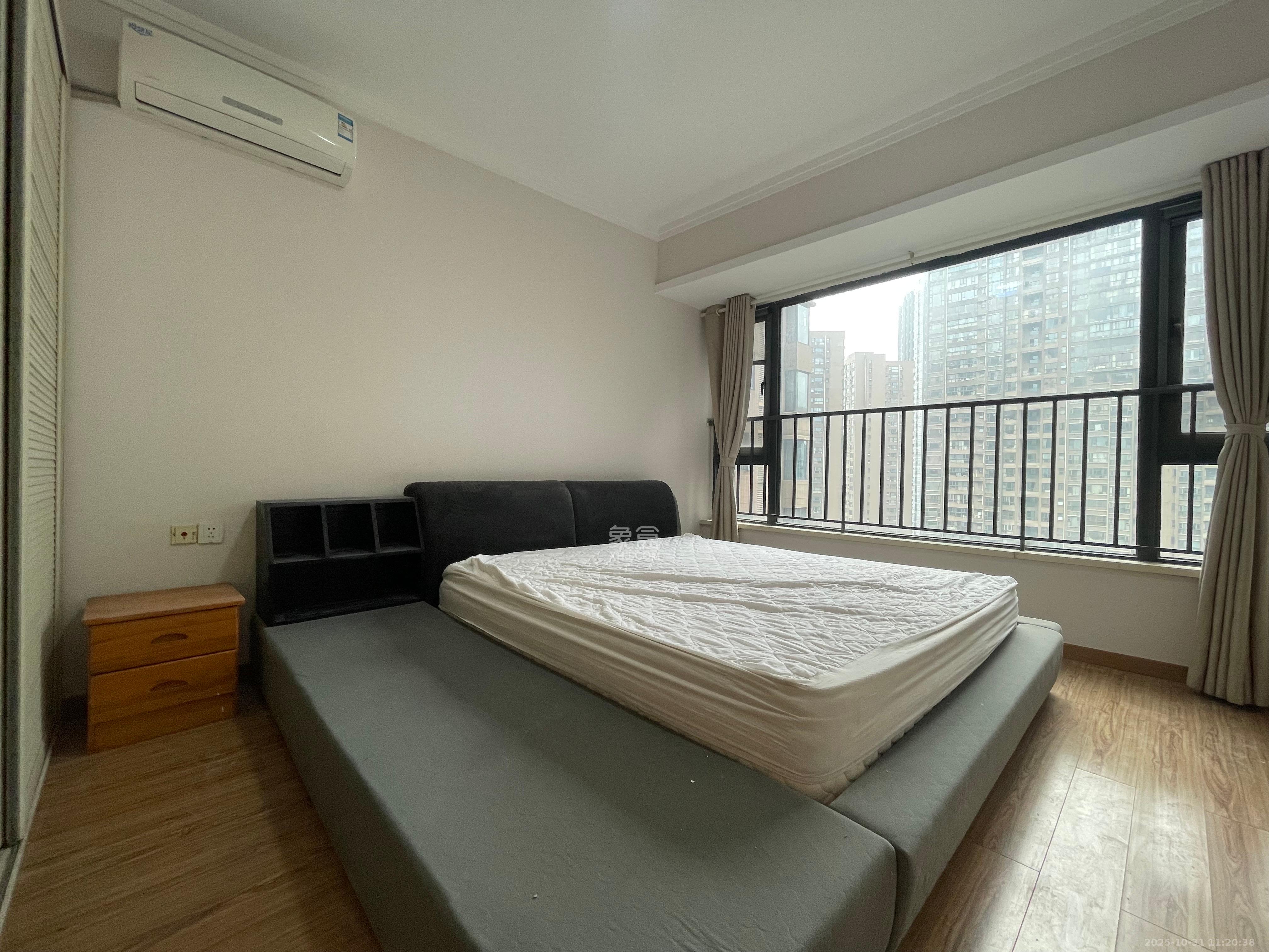 藏珑湖上国际花园  4室2厅2卫    4200.0元/月 藏珑湖上国际花园  4室2厅2卫    4200.0元/月室内图