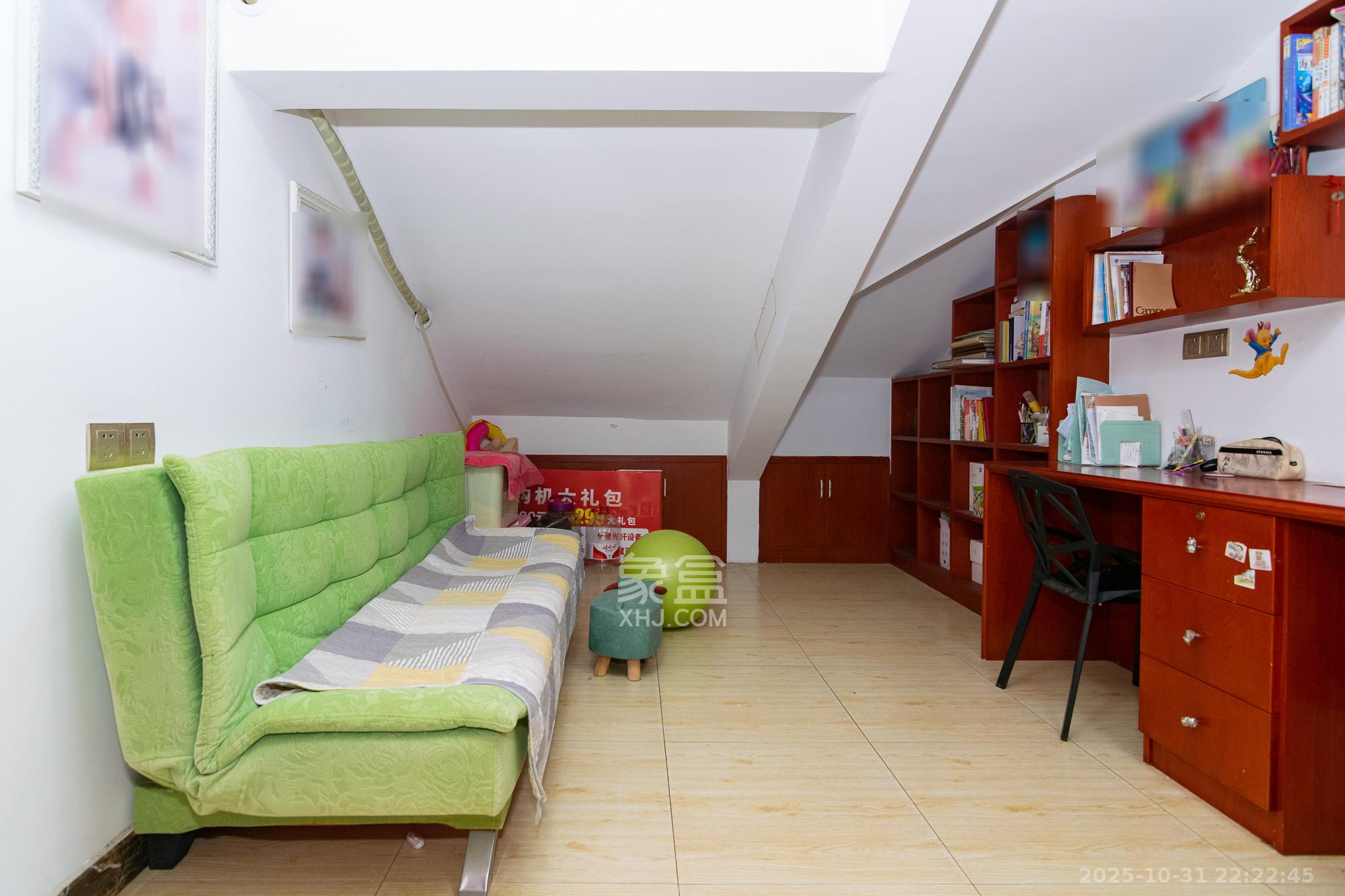 澳海月亮湾  3室2厅2卫    58.0万卧室