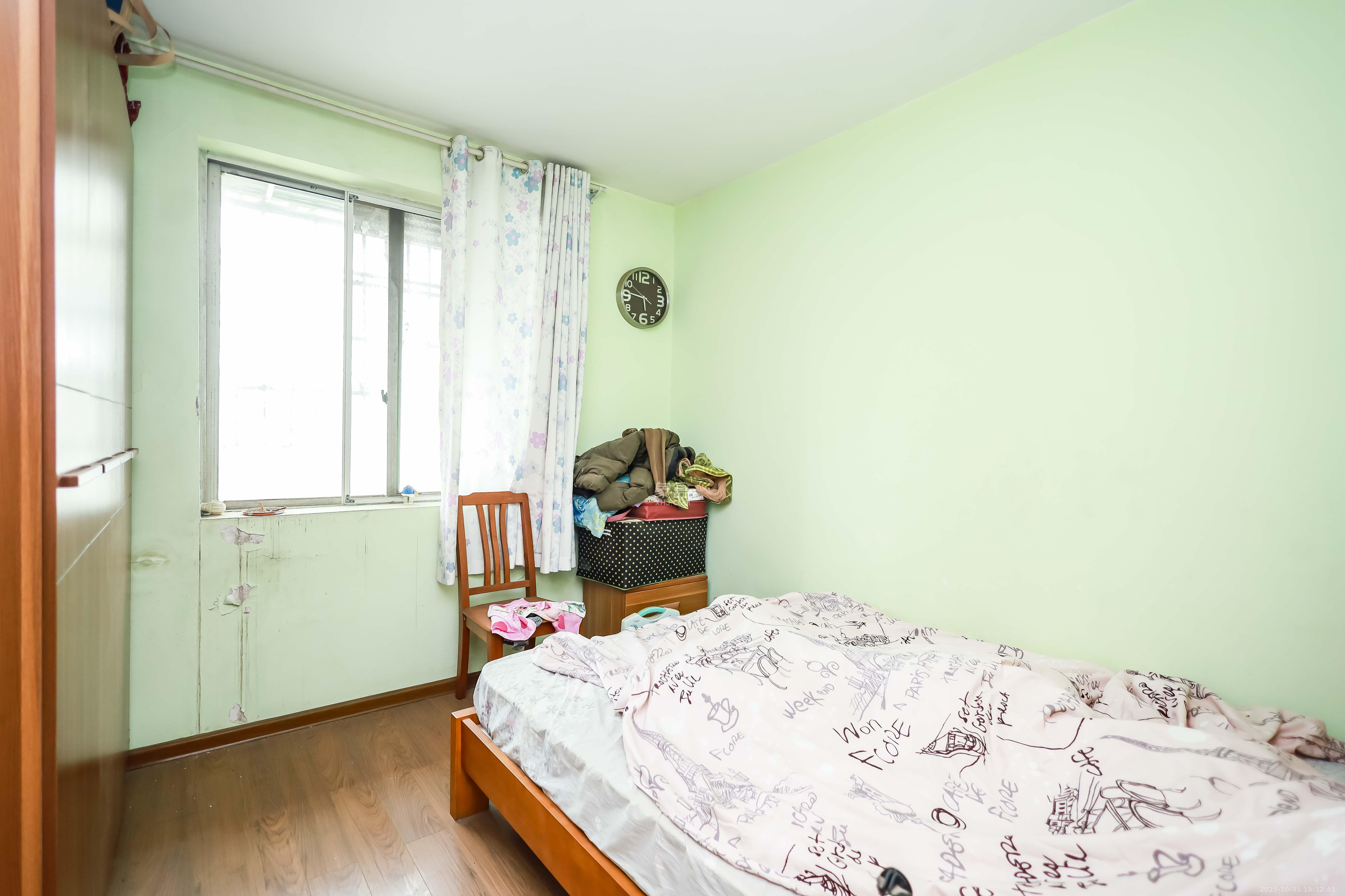 静园山庄  4室2厅2卫    72.0万卧室