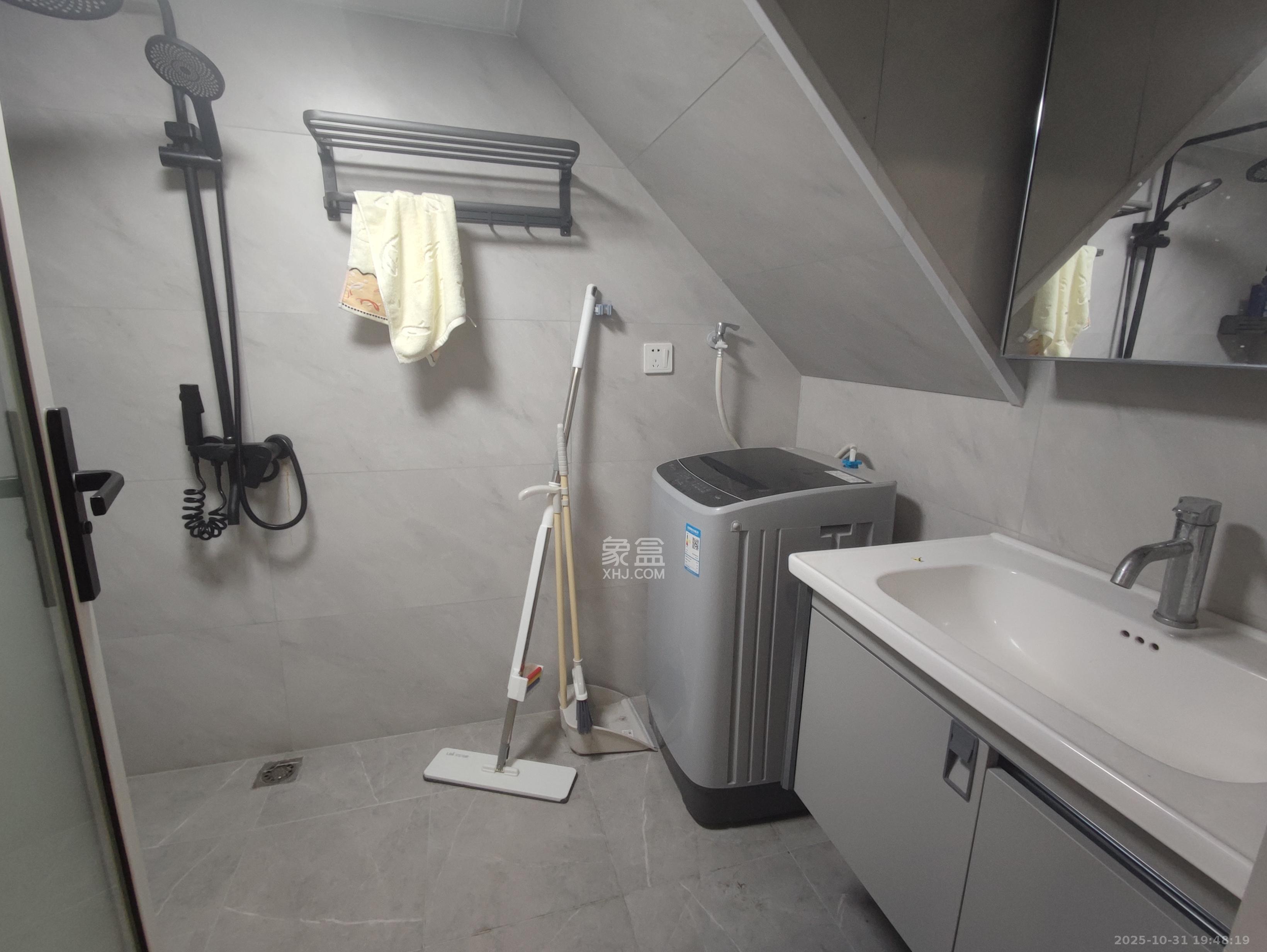 保利天禧EF区  2室1厅1卫    2500.0元/月室内图