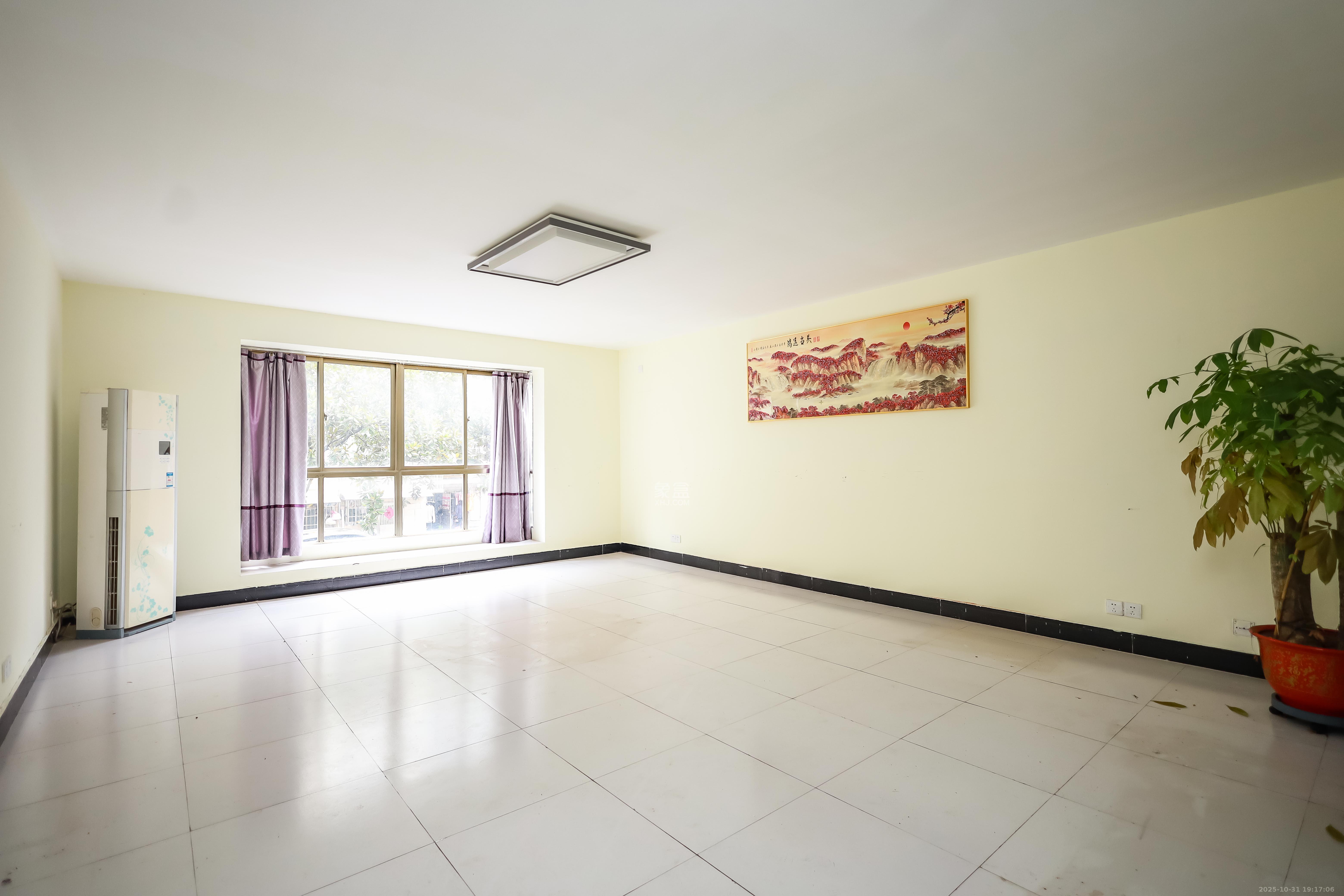 金峰小区南院 5室2厅2卫 138.0万 金峰小区南院 5室2厅2卫 138.0万客厅