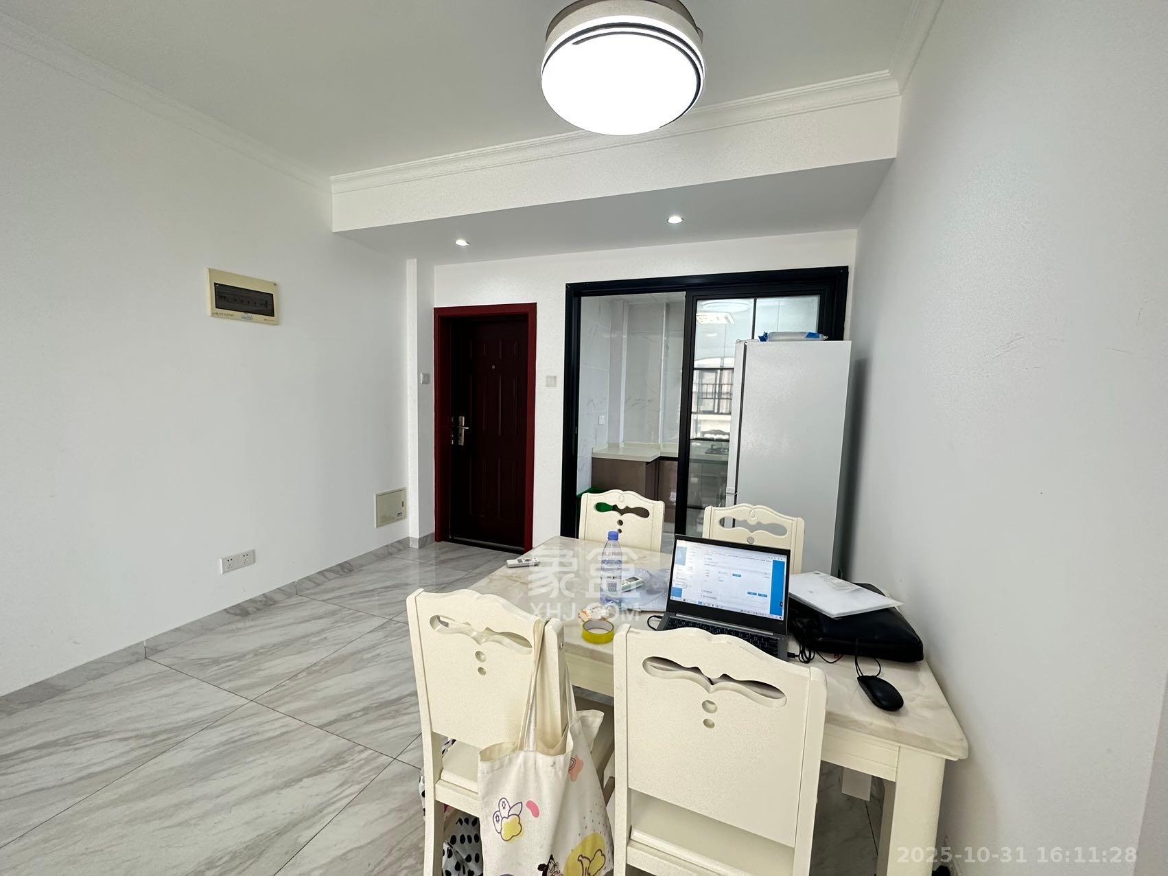 七里香榭  3室2厅2卫    2100.0元/月室内图