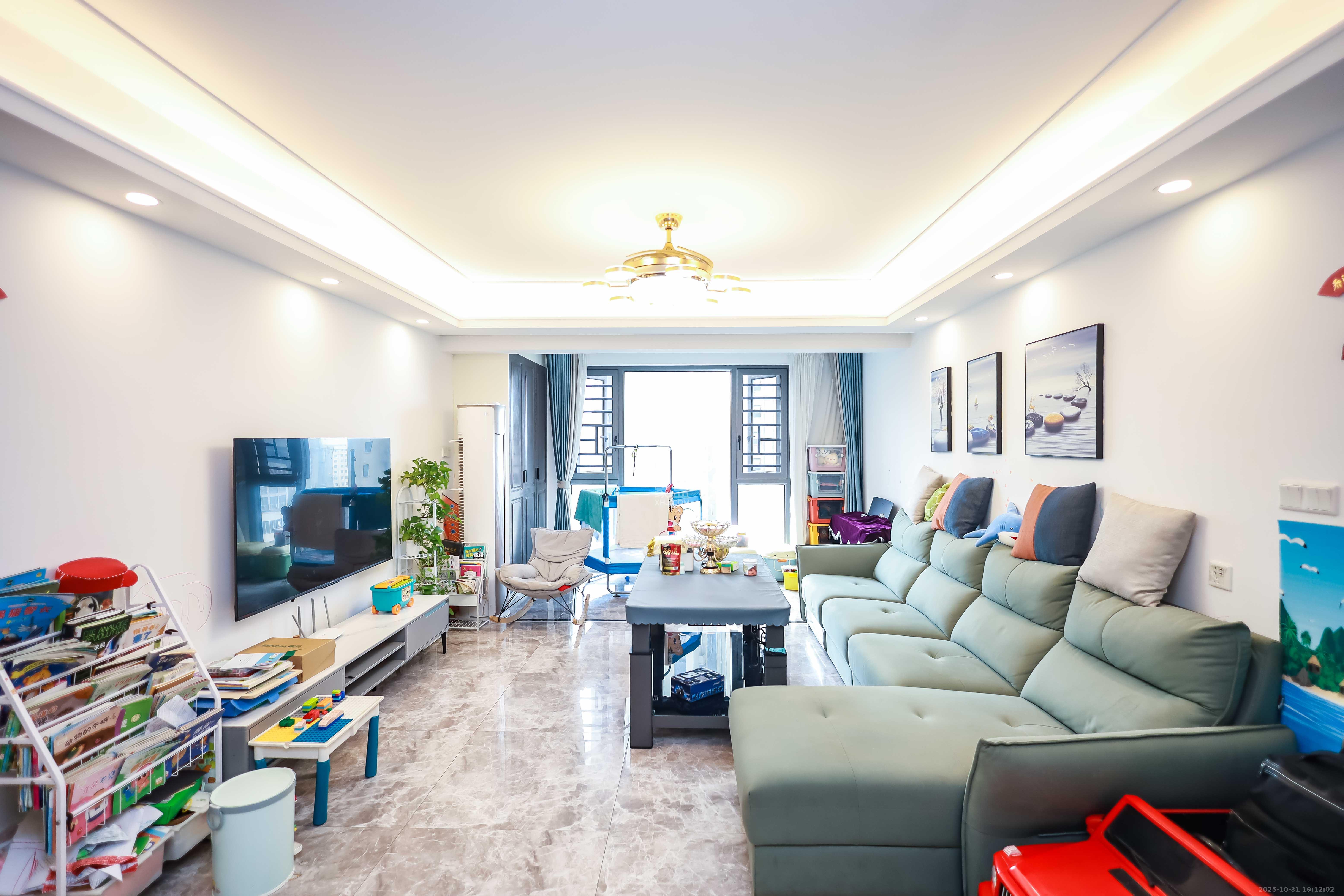 金地中交麓谷香颂(金地中交雅苑)  4室2厅2卫    140.8万客厅