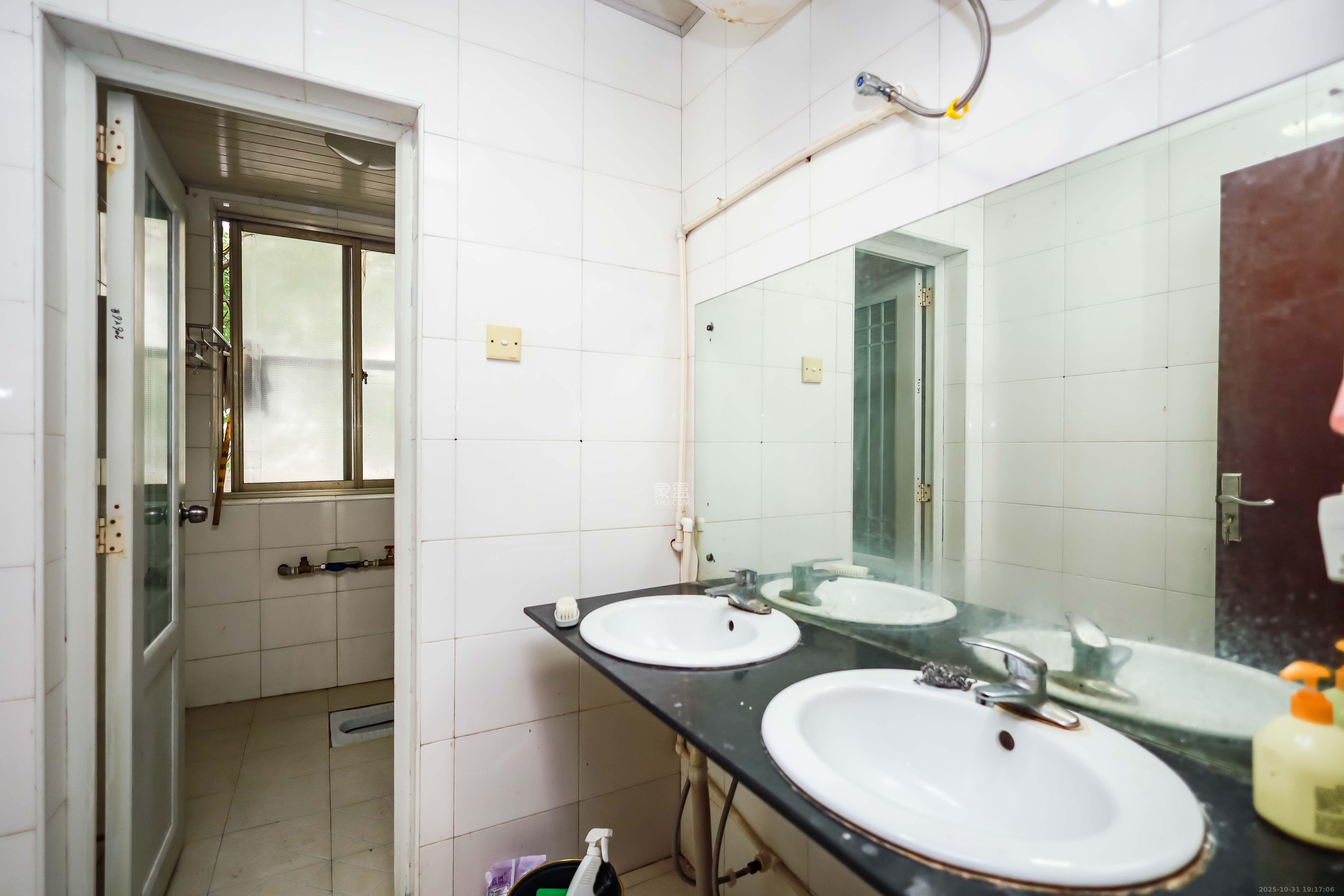 金峰小区南院 5室2厅2卫 138.0万 金峰小区南院 5室2厅2卫 138.0万卫生间