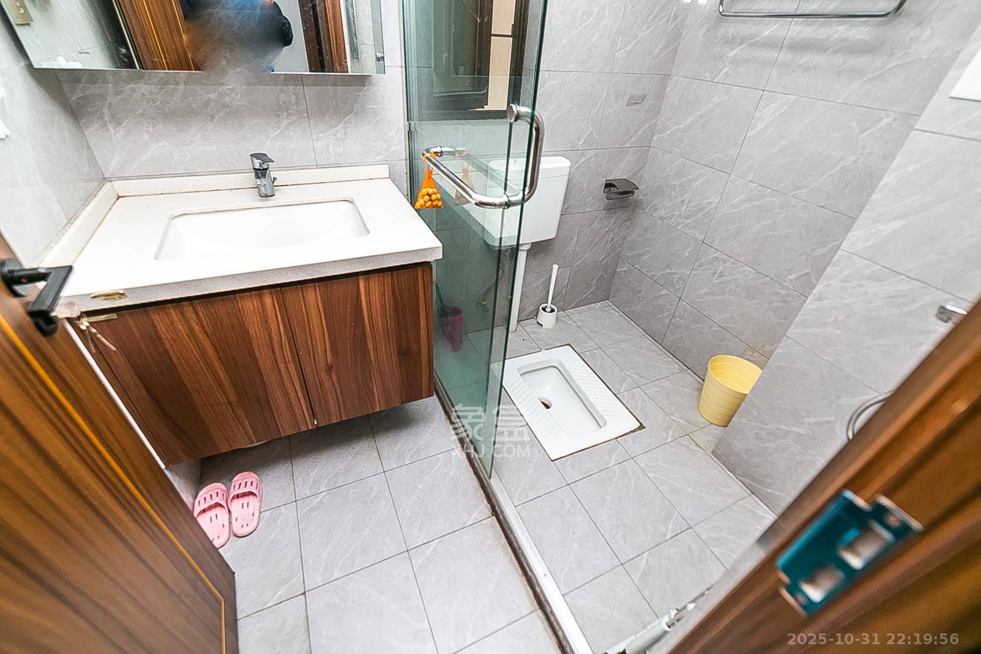 中国铁建金色蓝庭  3室2厅2卫    125.0万卫生间