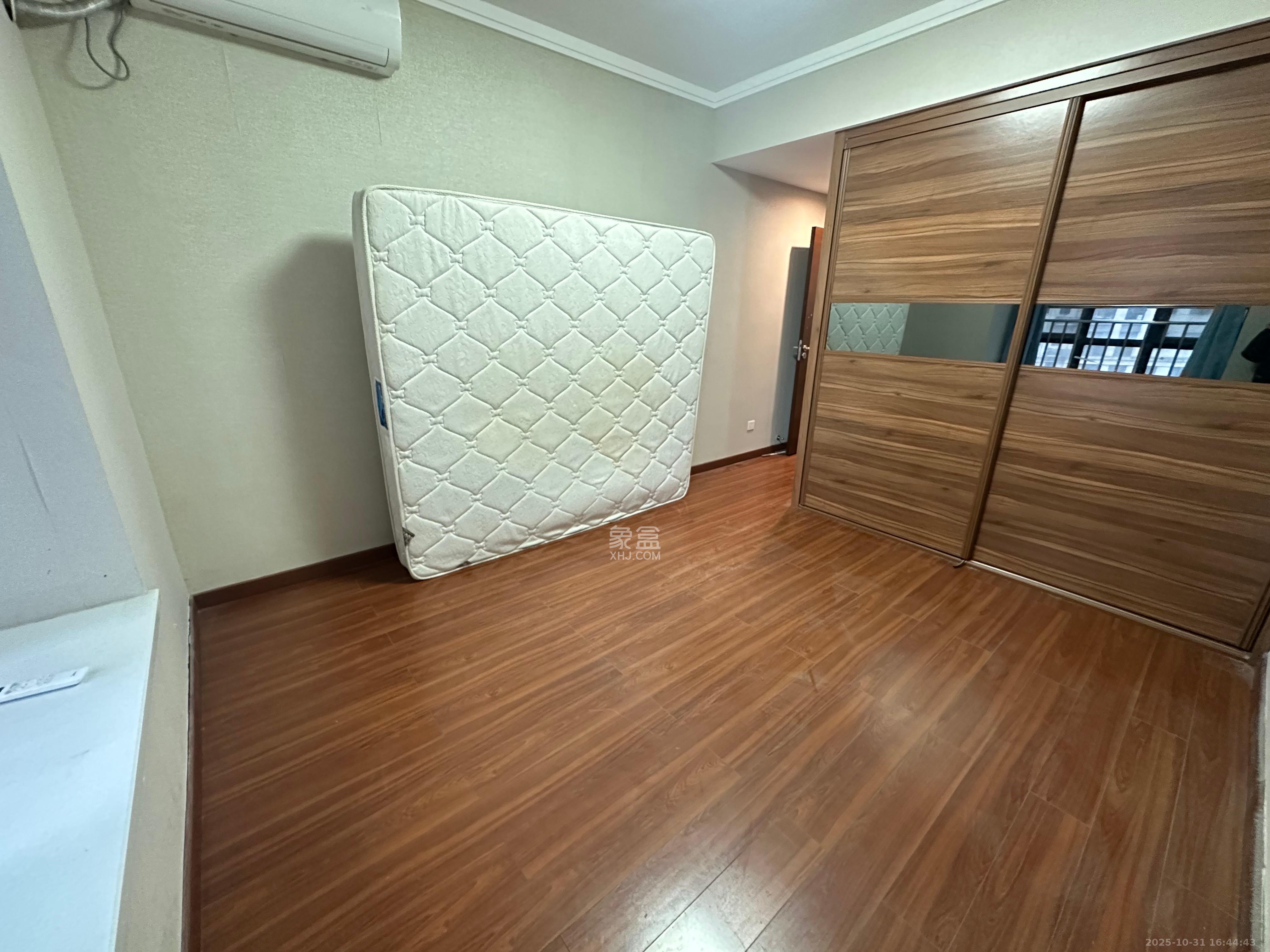 荣泰广场  3室2厅2卫    2500.0元/月室内图