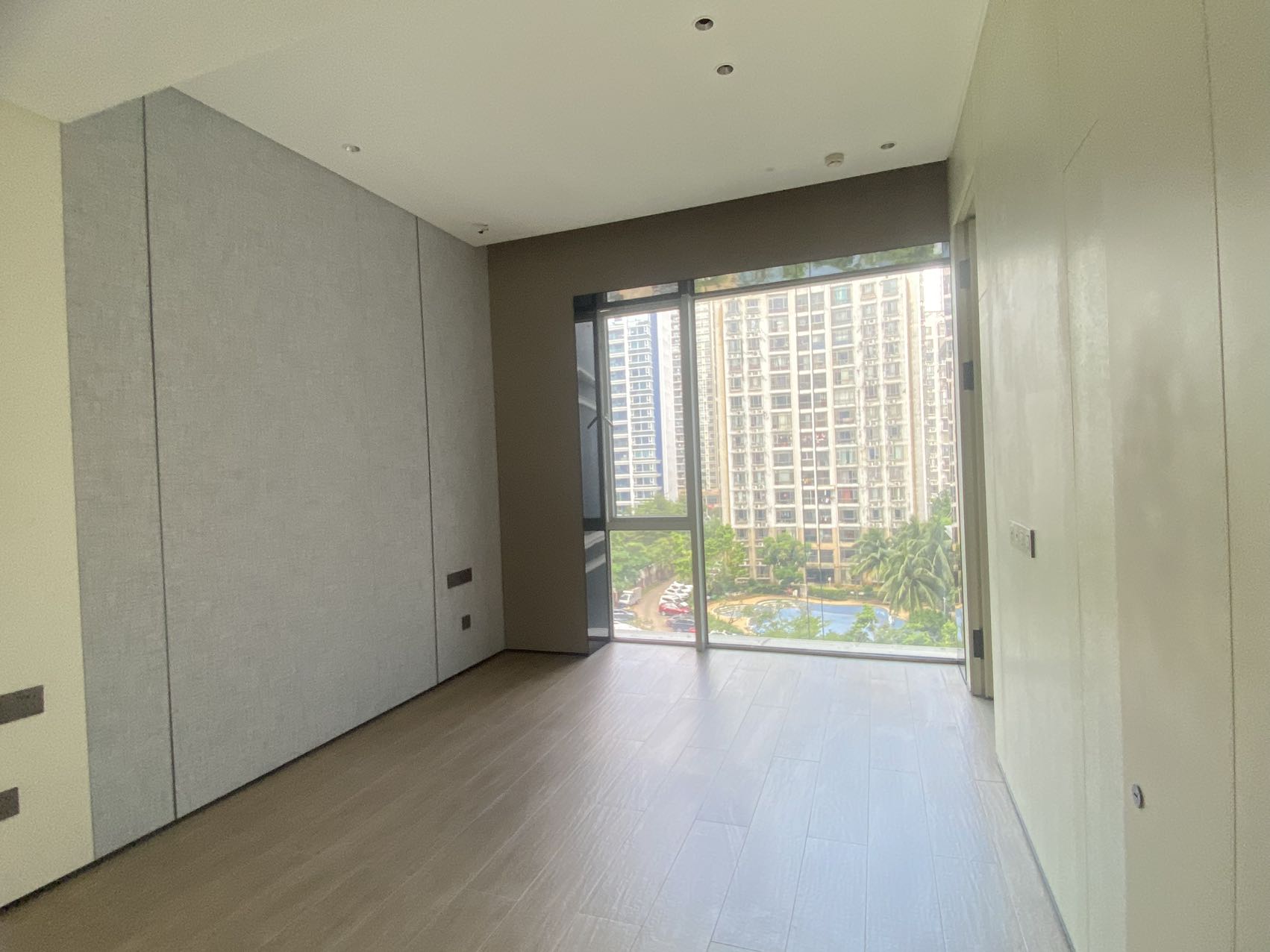 罗牛山玖悦台  4室2厅5卫    820.0万客厅