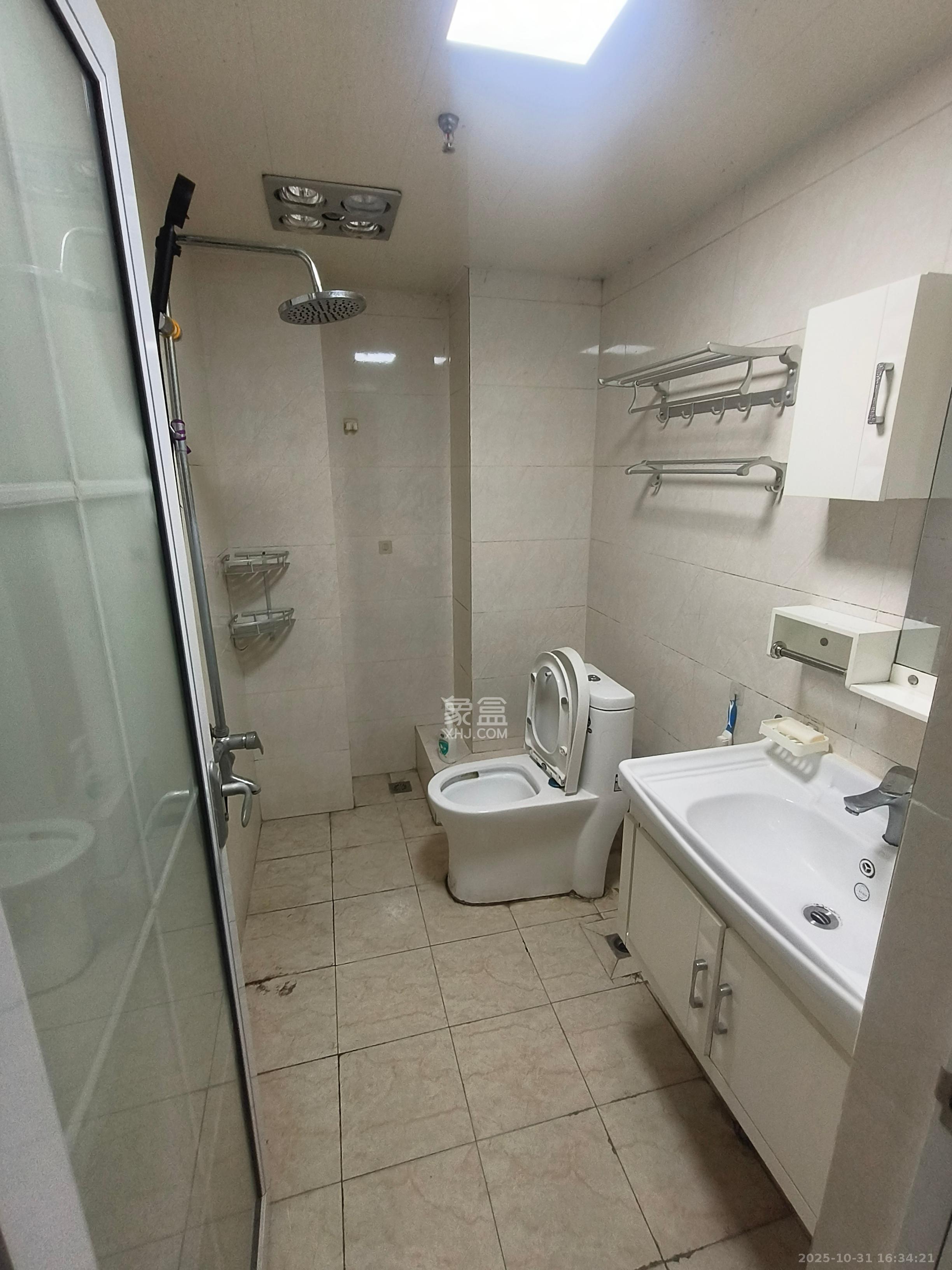 第六都（陆都小区）  1室1厅1卫    1700.0元/月室内图