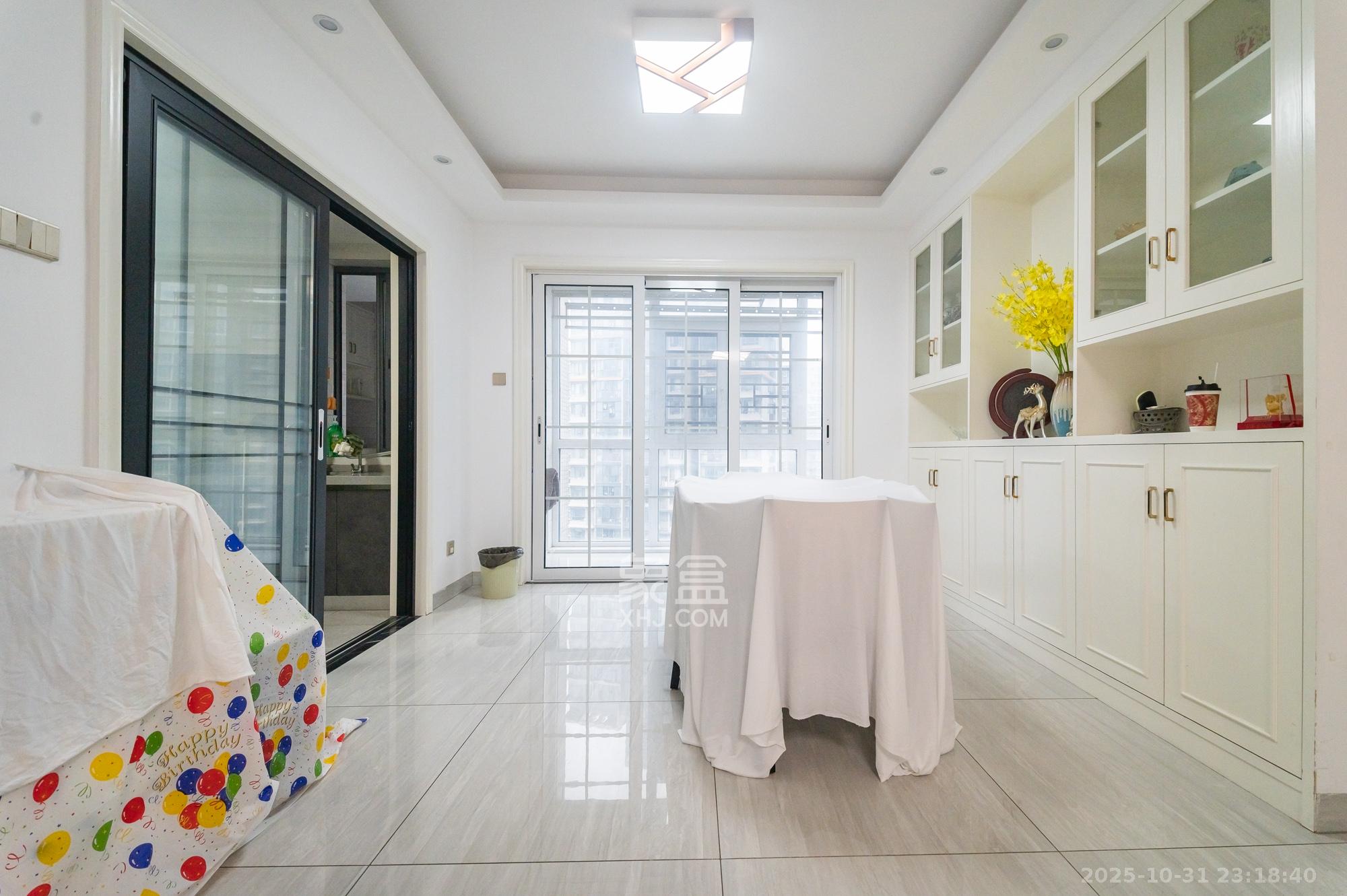 恒基凯旋门一二期  4室2厅2卫    158.8万客厅