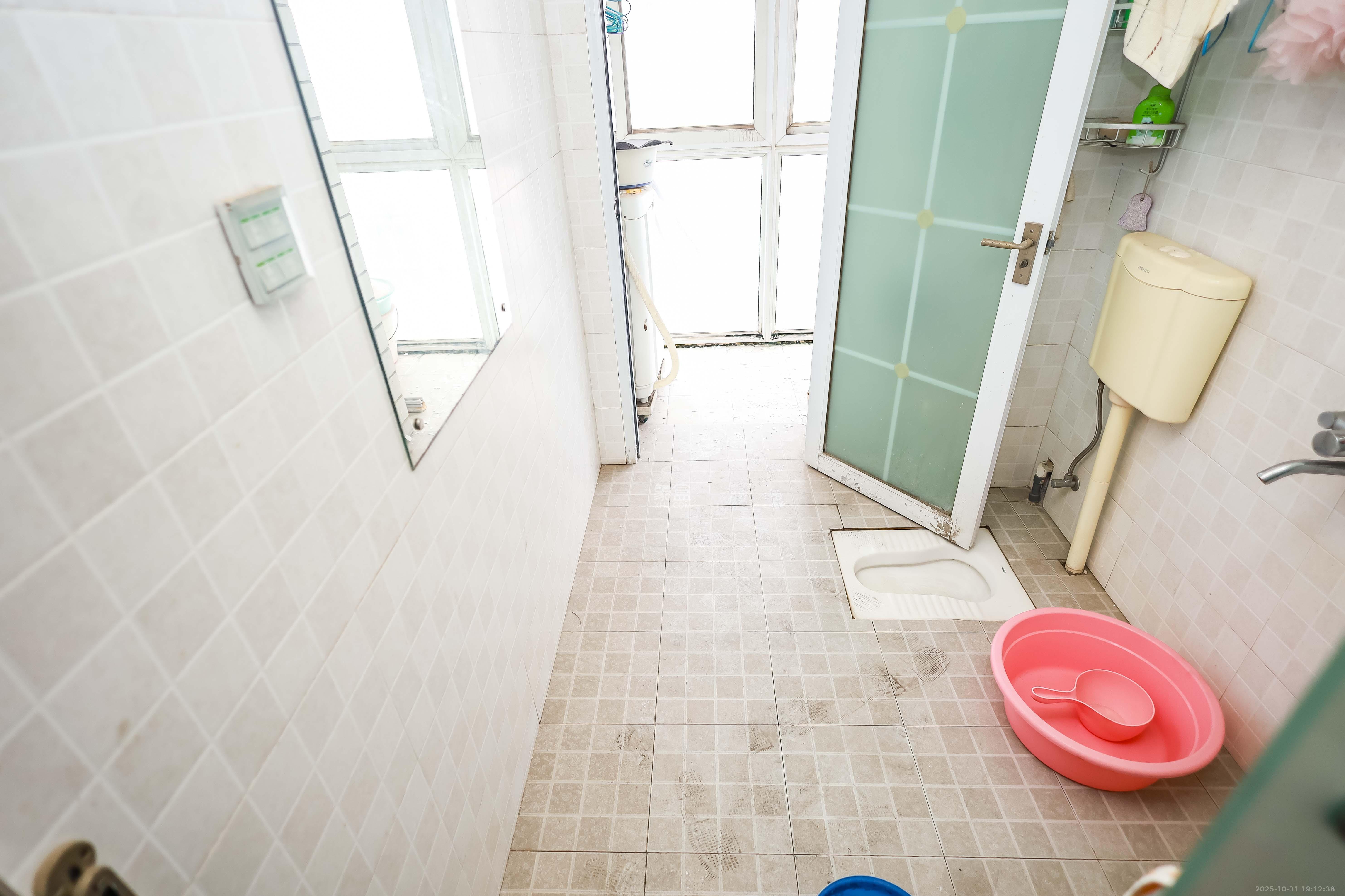 静园山庄 4室2厅2卫 72.0万 静园山庄 4室2厅2卫 72.0万卫生间