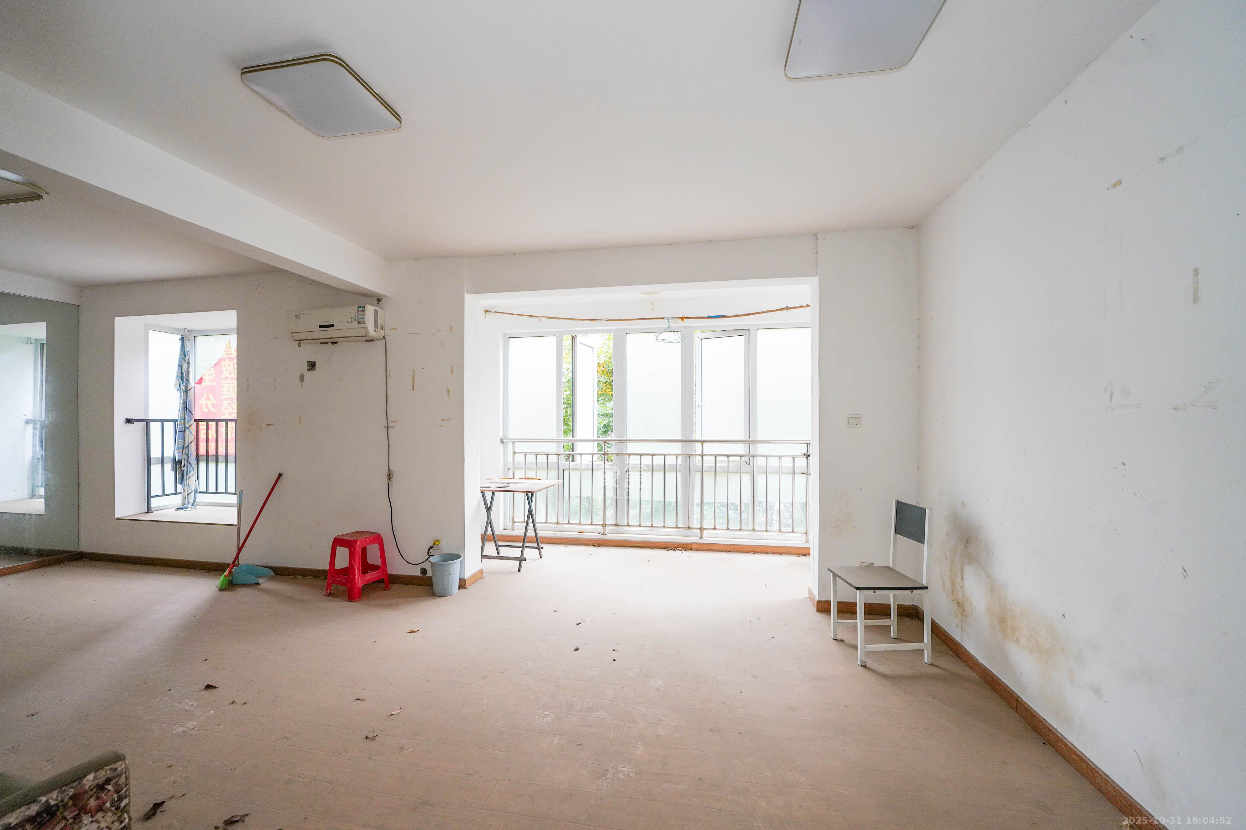 丽发新城  3室2厅2卫    82.8万卧室