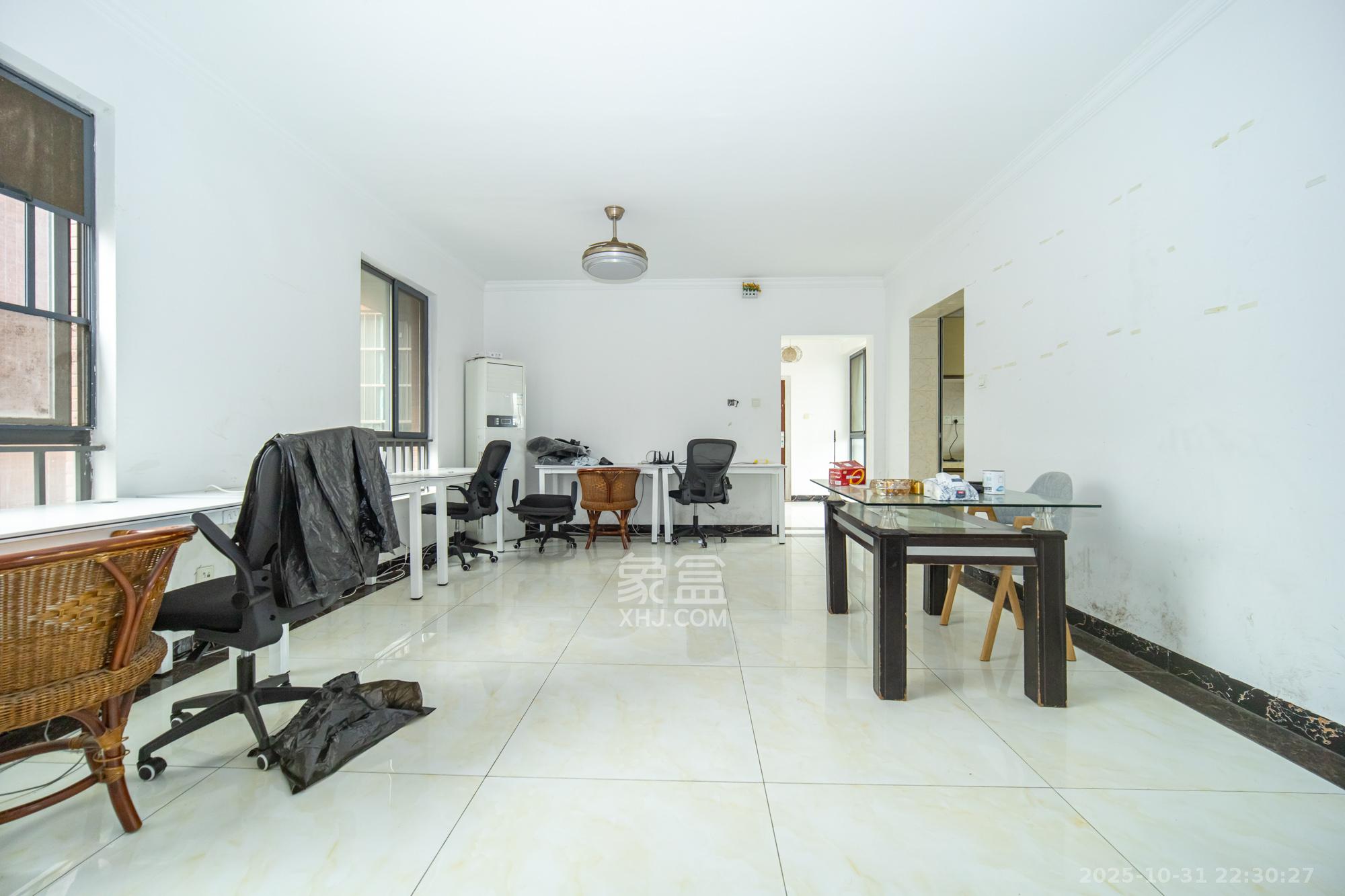 华润凤凰城二期  3室2厅2卫    72.5万客厅