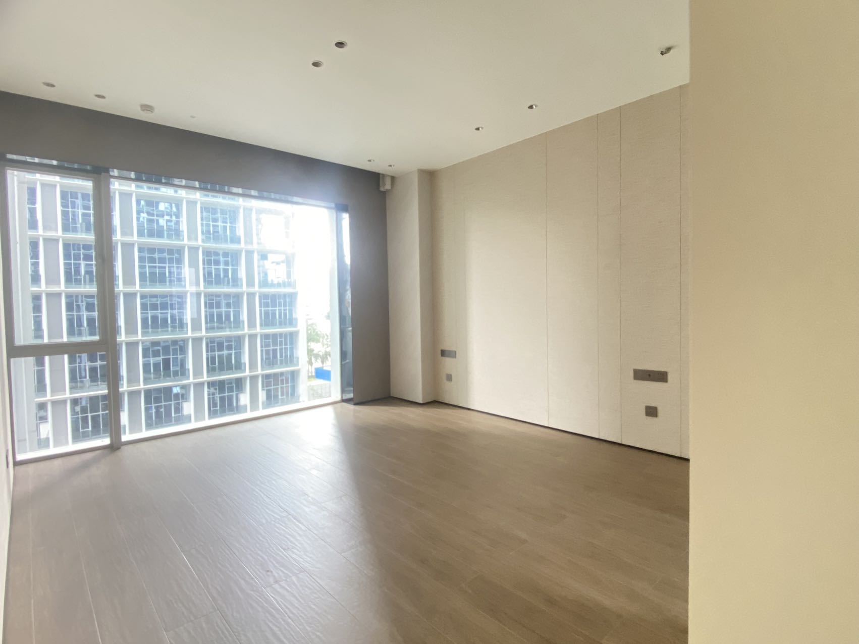 罗牛山玖悦台  4室2厅5卫    820.0万客厅