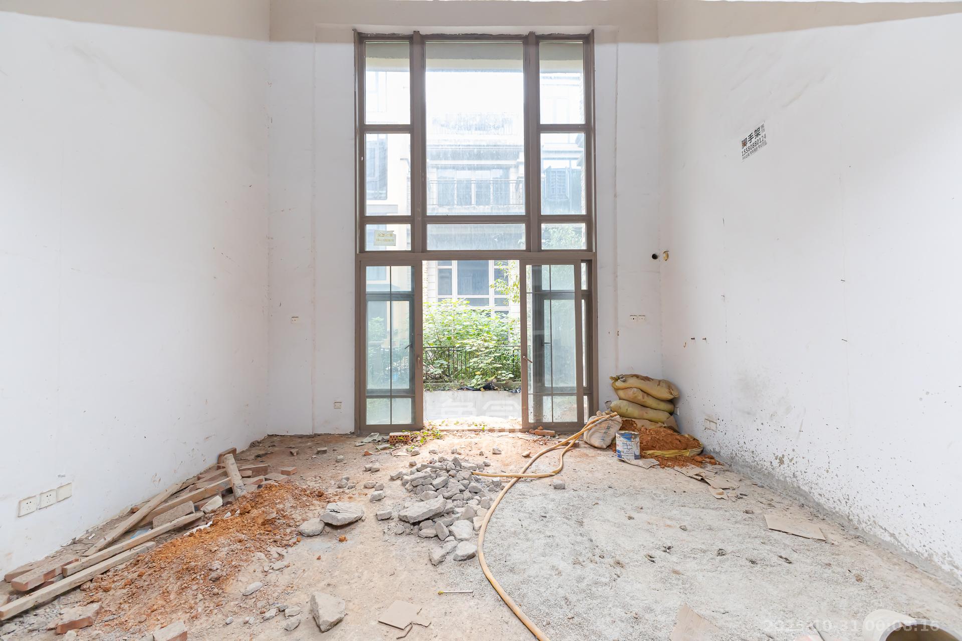 盈峰翠邸 4室3厅1卫 168.0万 盈峰翠邸 4室3厅1卫 168.0万客厅