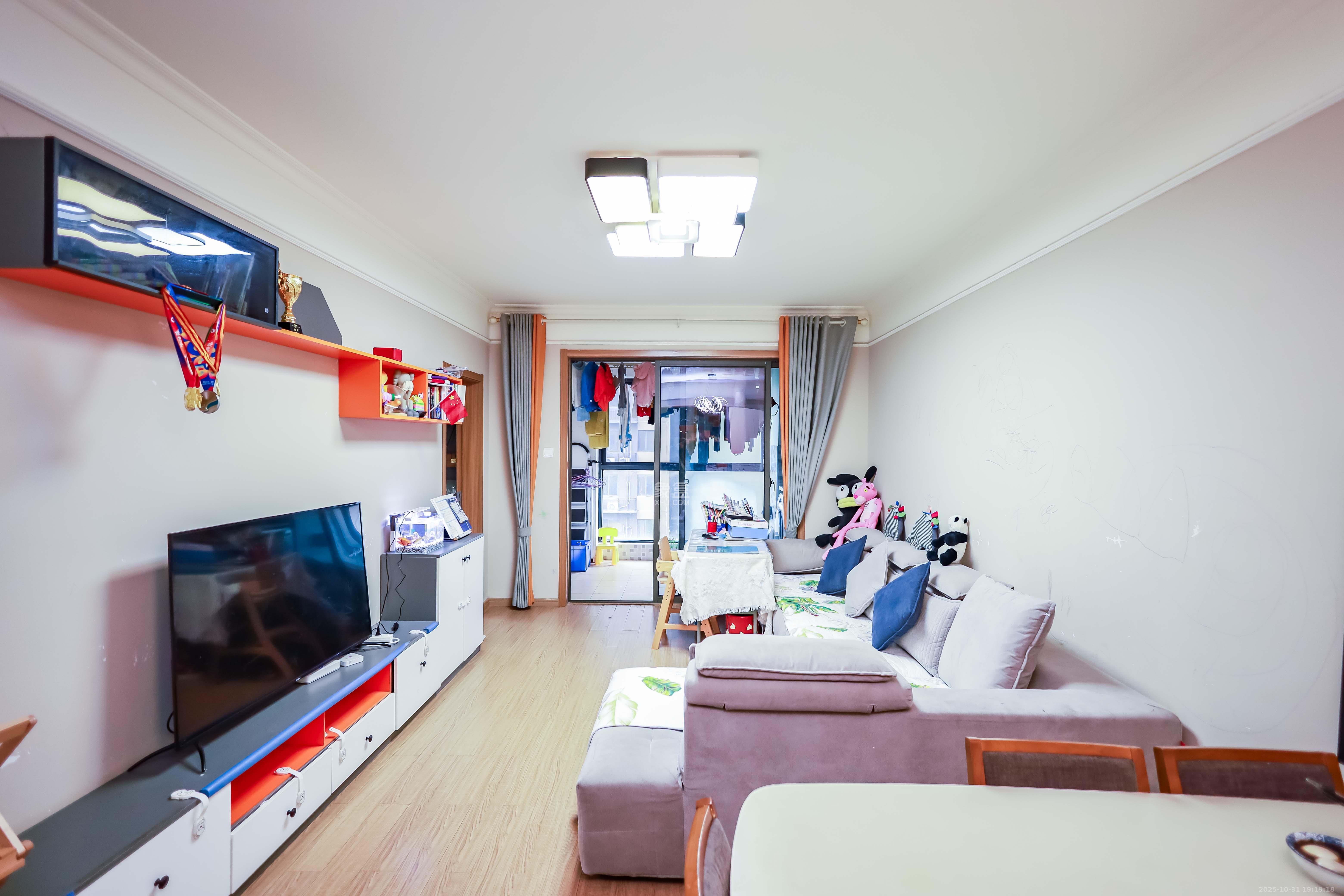 麓谷小镇  3室2厅1卫    58.8万客厅