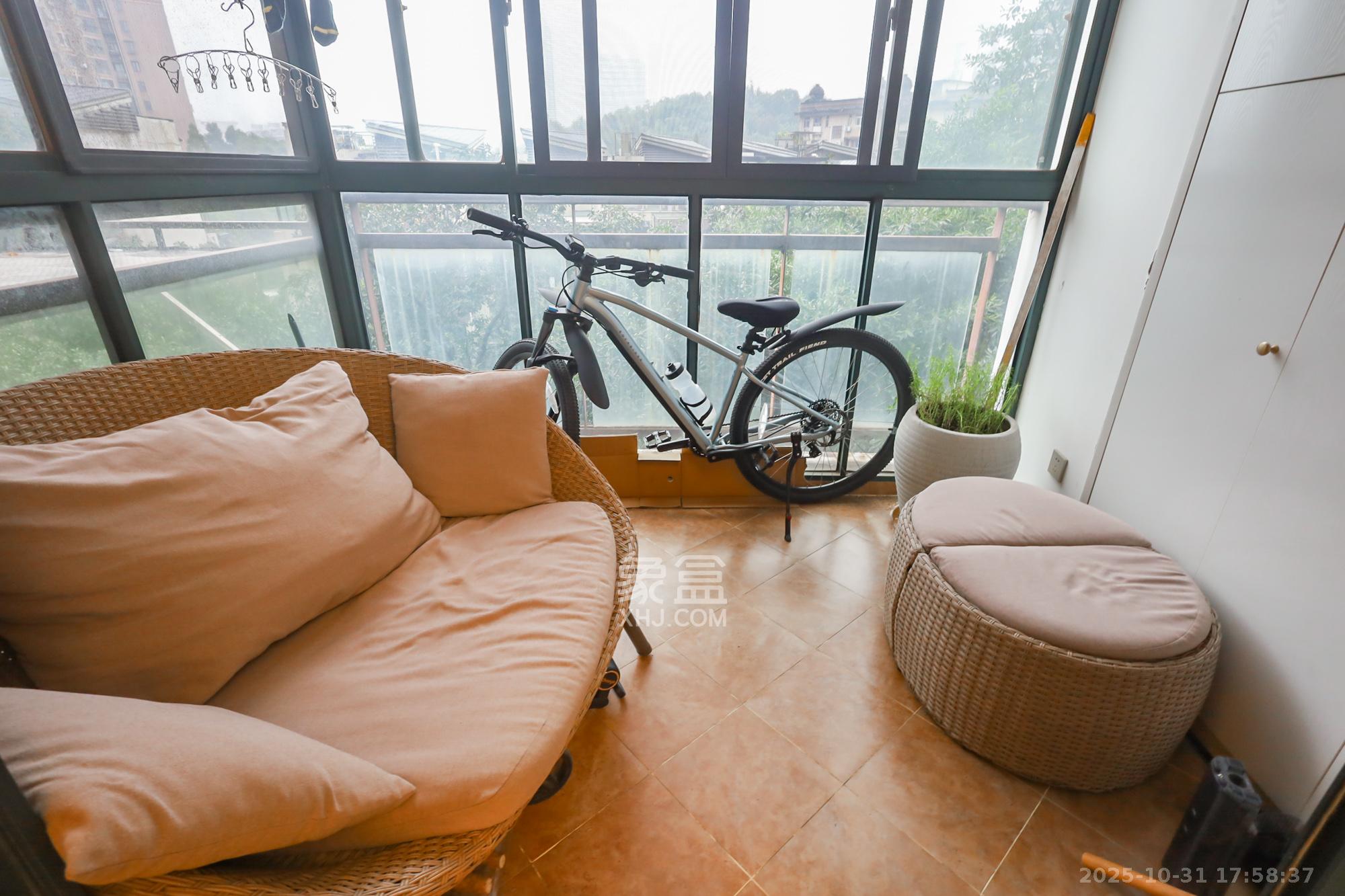 西山汇景一、二期  4室2厅2卫    248.0万 西山汇景一、二期  4室2厅2卫    248.0万阳台