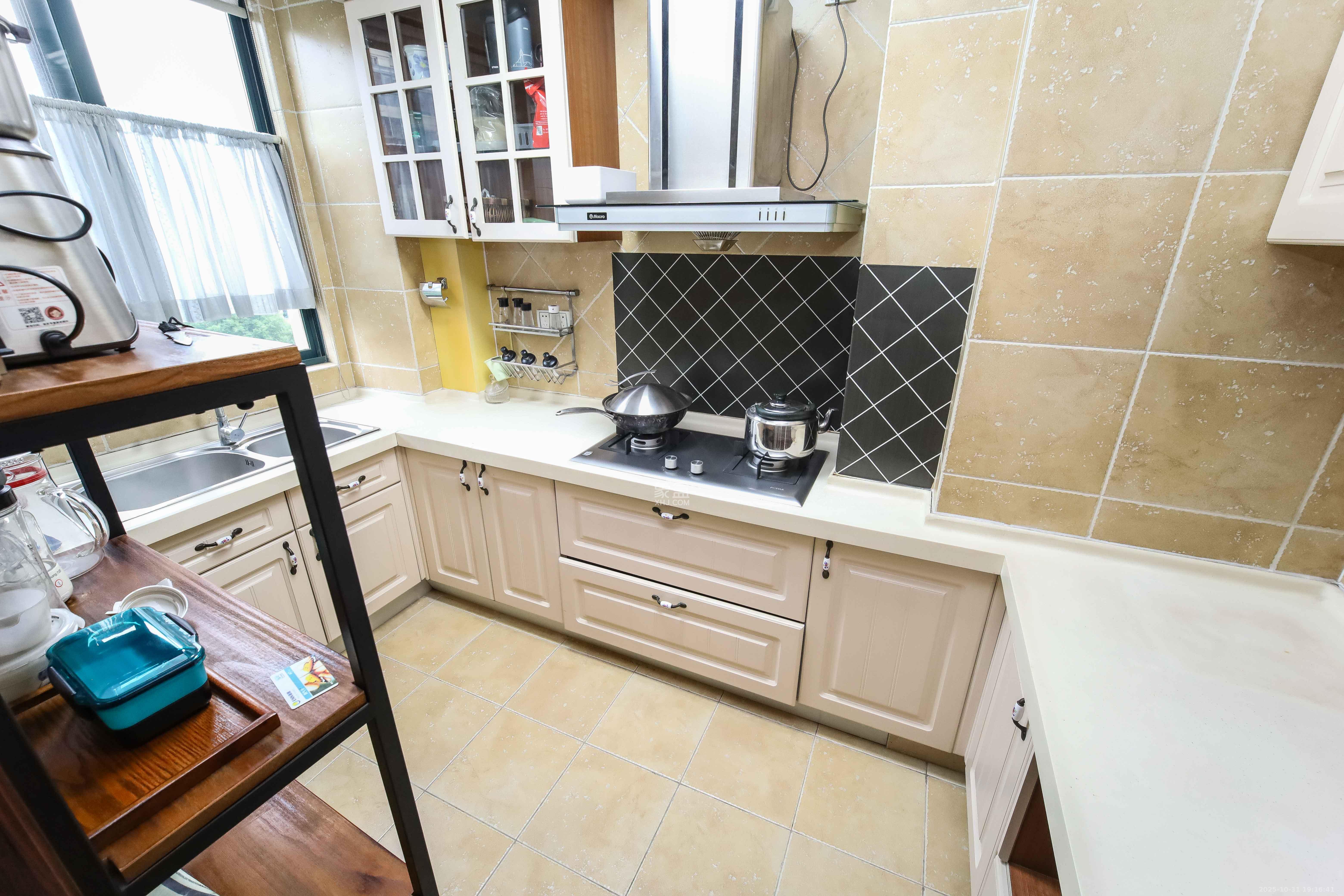 星城世家  4室2厅2卫    223.0万 星城世家  4室2厅2卫    223.0万厨房