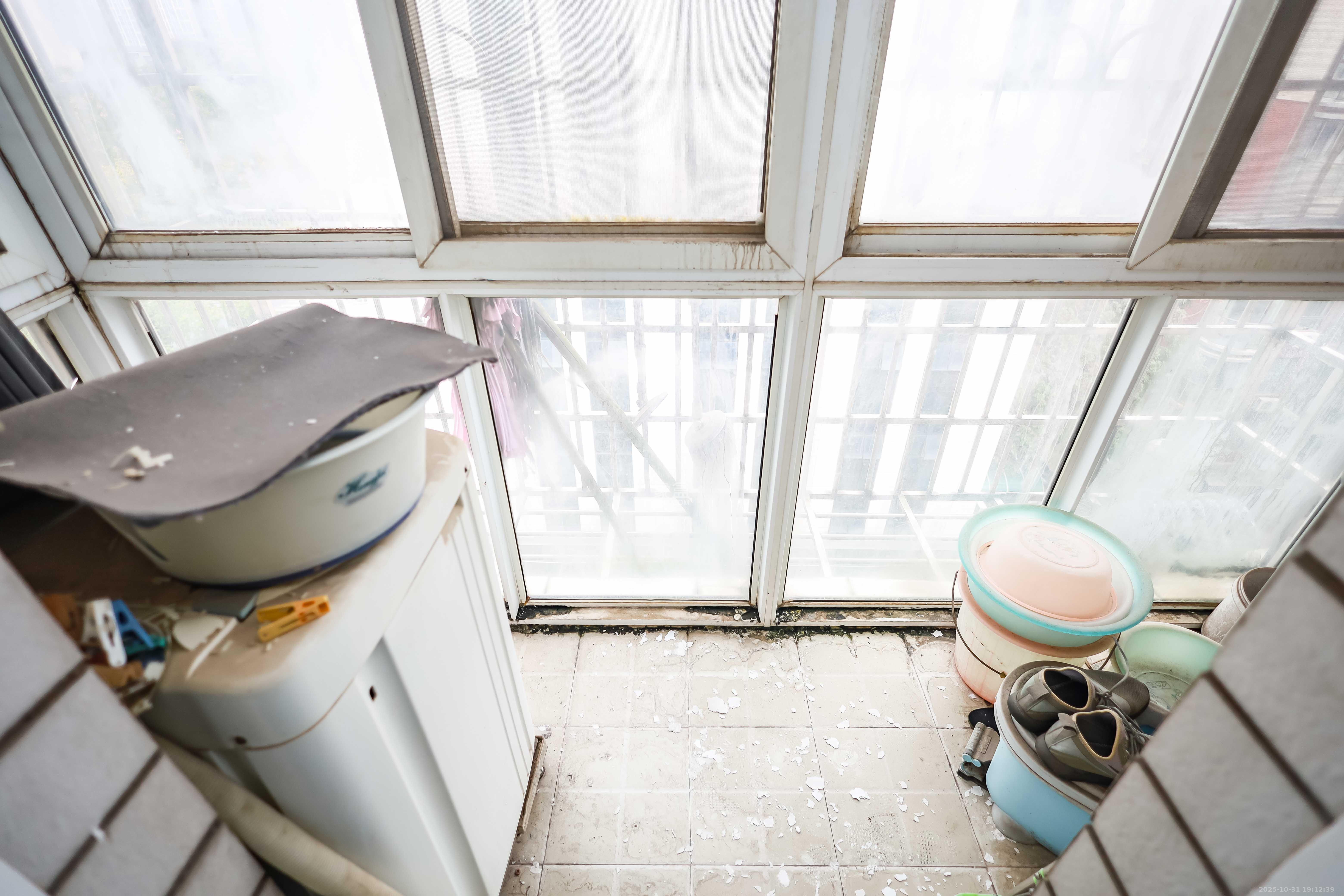 静园山庄 4室2厅2卫 72.0万 静园山庄 4室2厅2卫 72.0万阳台