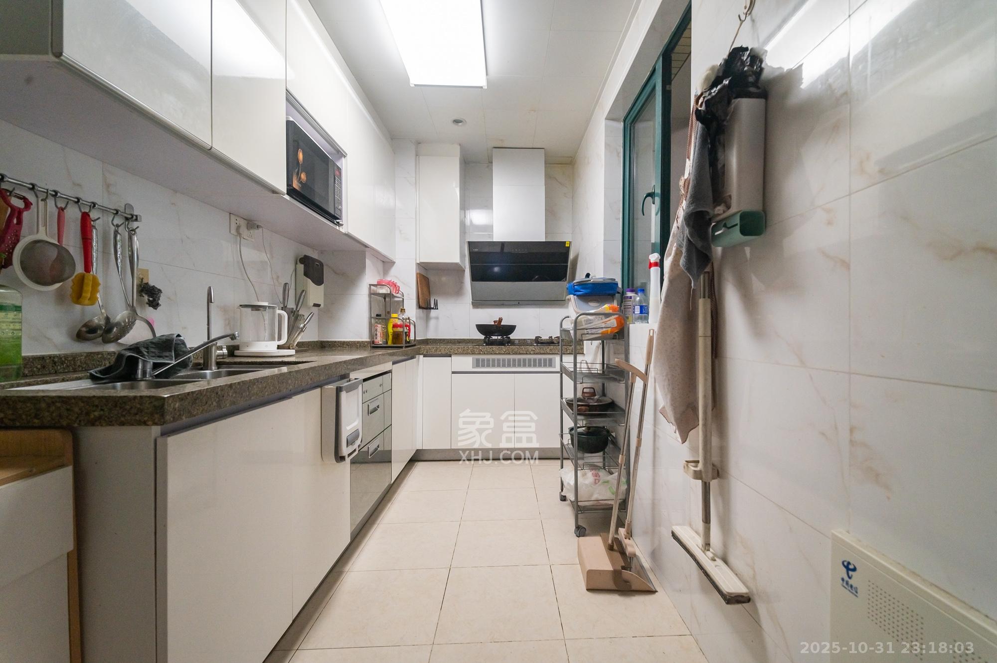 恒大翡翠华庭  3室2厅2卫    82.8万厨房