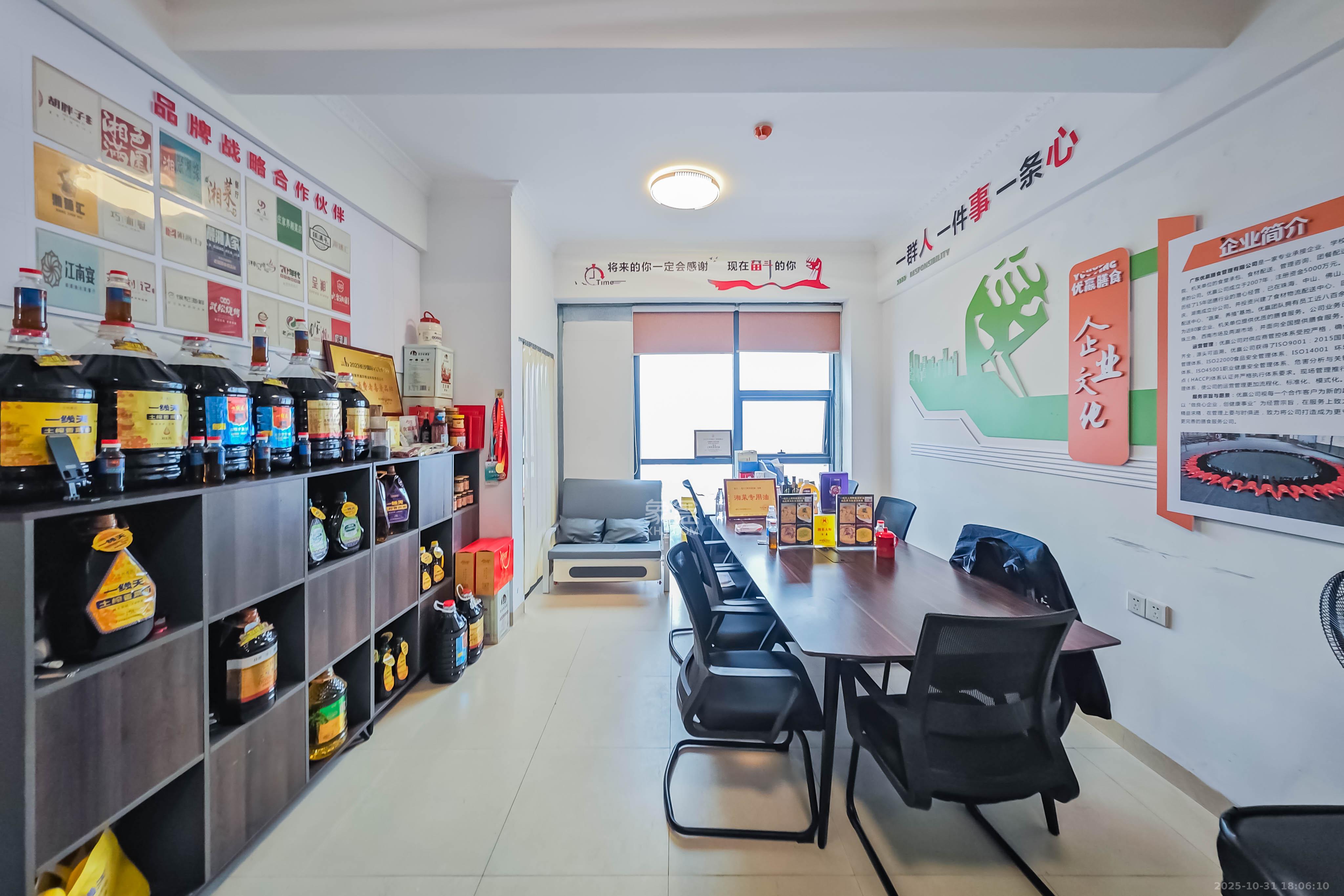 万坤图财富广场  1室1厅1卫    36.8万客厅