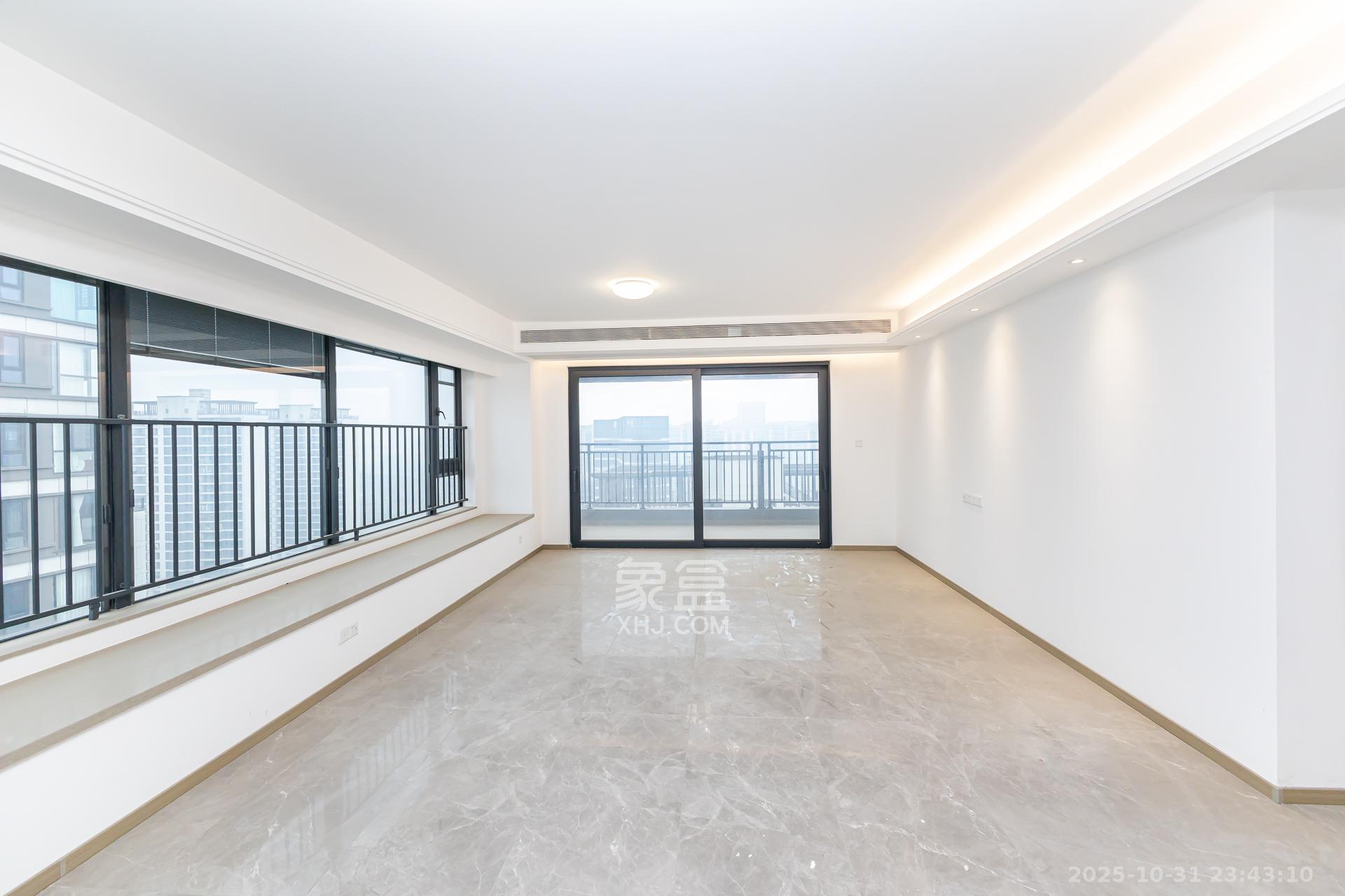 越秀湘江星汇城三期  4室2厅3卫    245.0万客厅