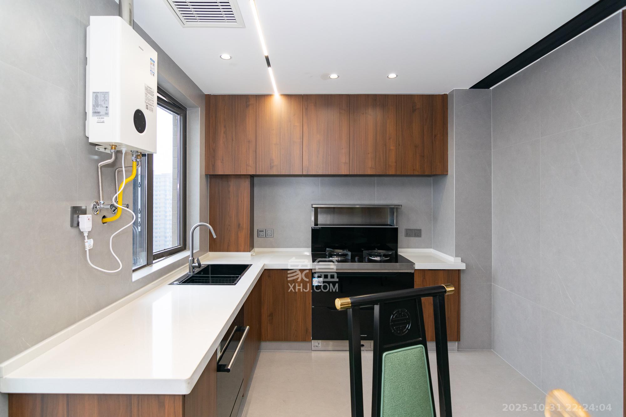 润和美郡（润和紫郡五期）  5室2厅2卫    135.0万厨房