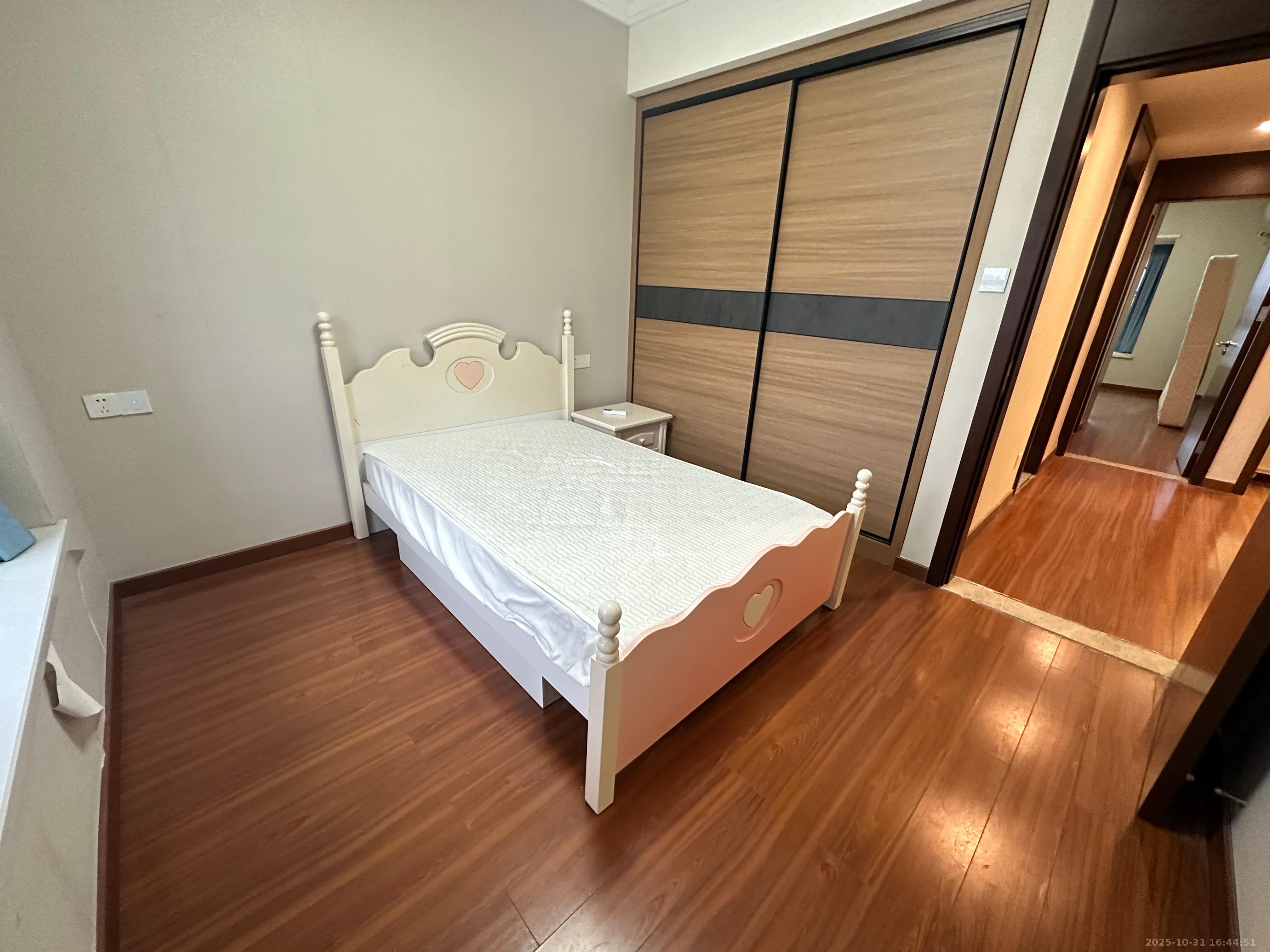 荣泰广场 3室2厅2卫 2500.0元/月 荣泰广场 3室2厅2卫 2500.0元/月室内图