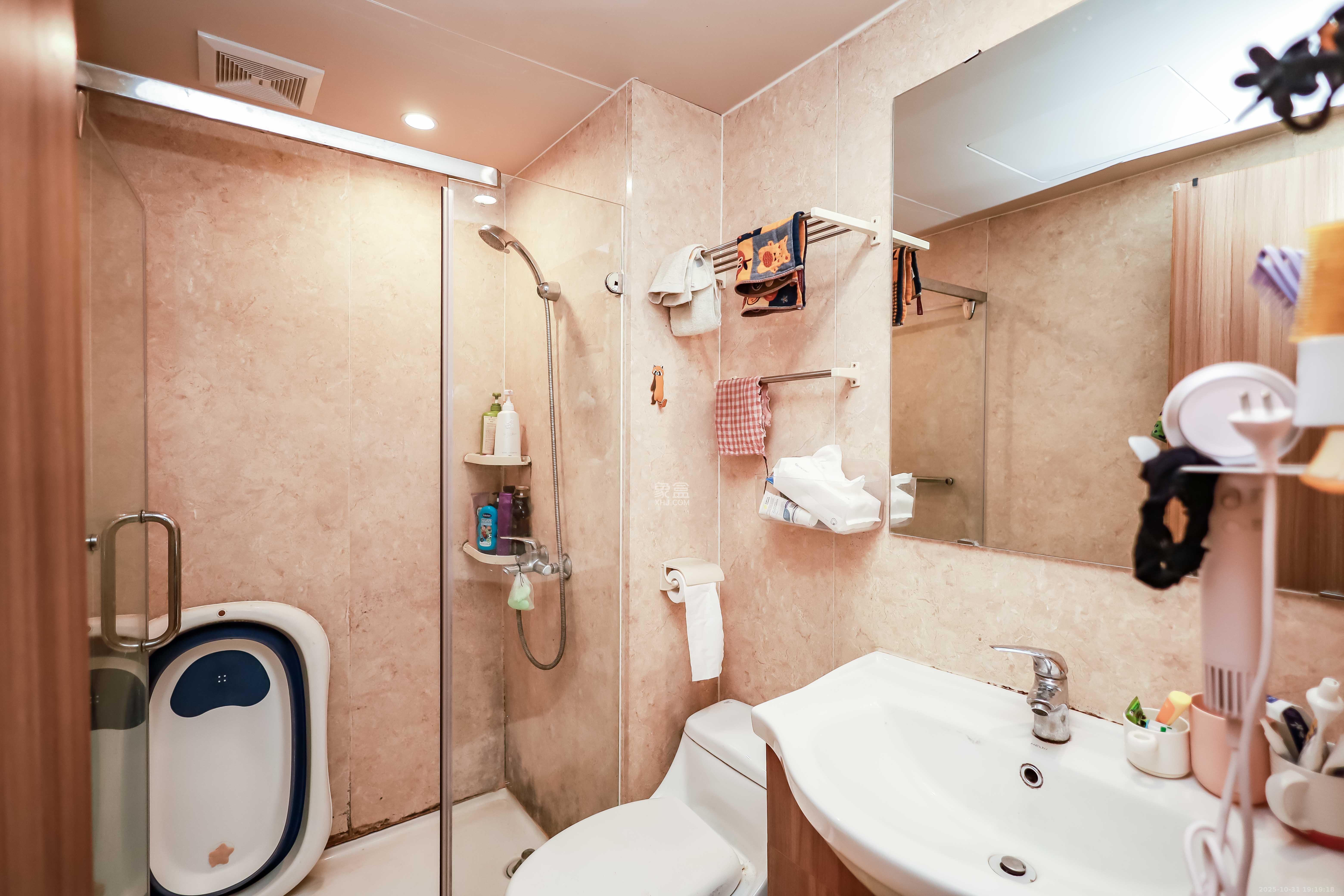 麓谷小镇  3室2厅1卫    58.8万卫生间