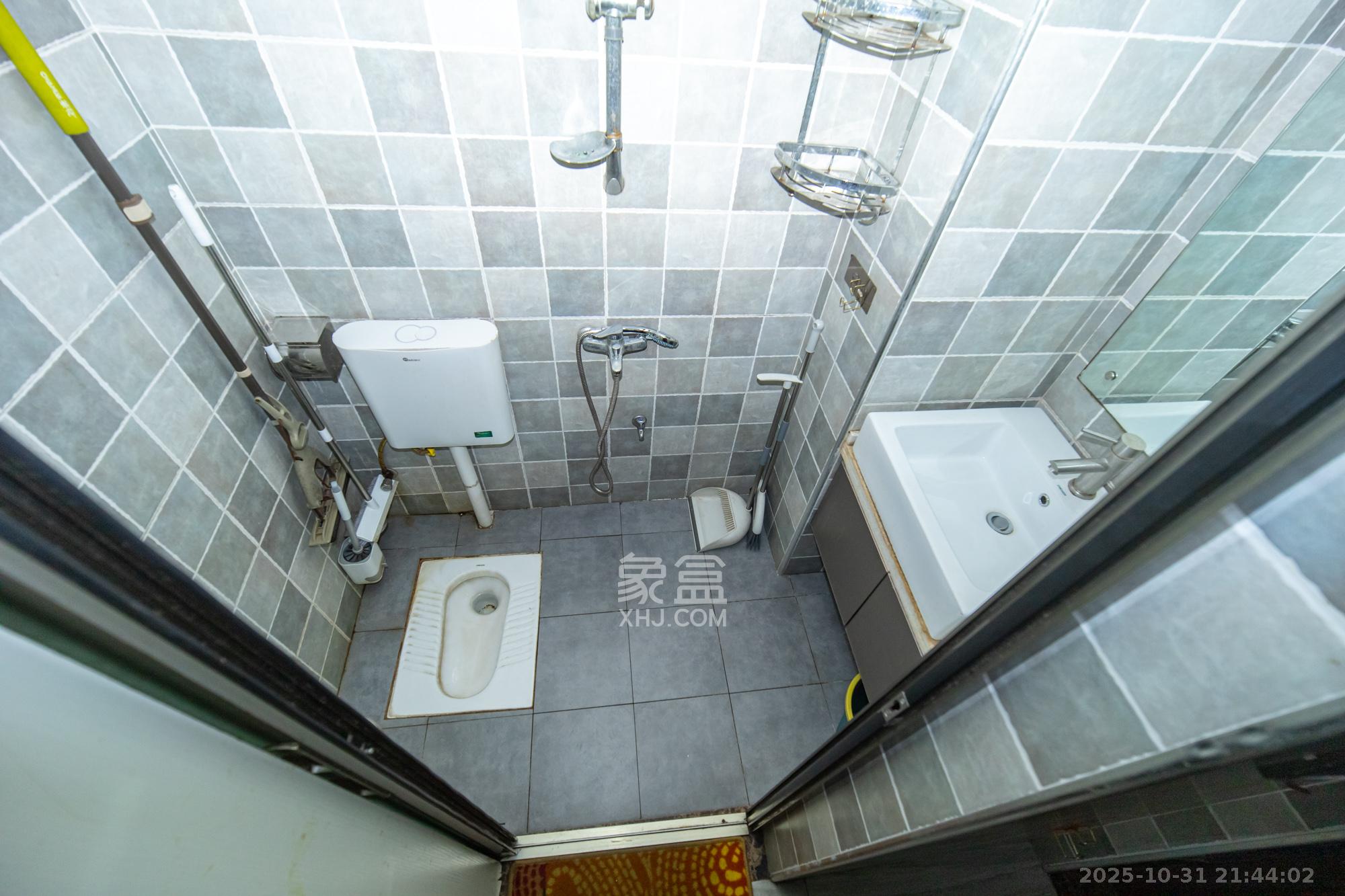 金科时代中心 1室1厅1卫 13.8万 金科时代中心 1室1厅1卫 13.8万卫生间