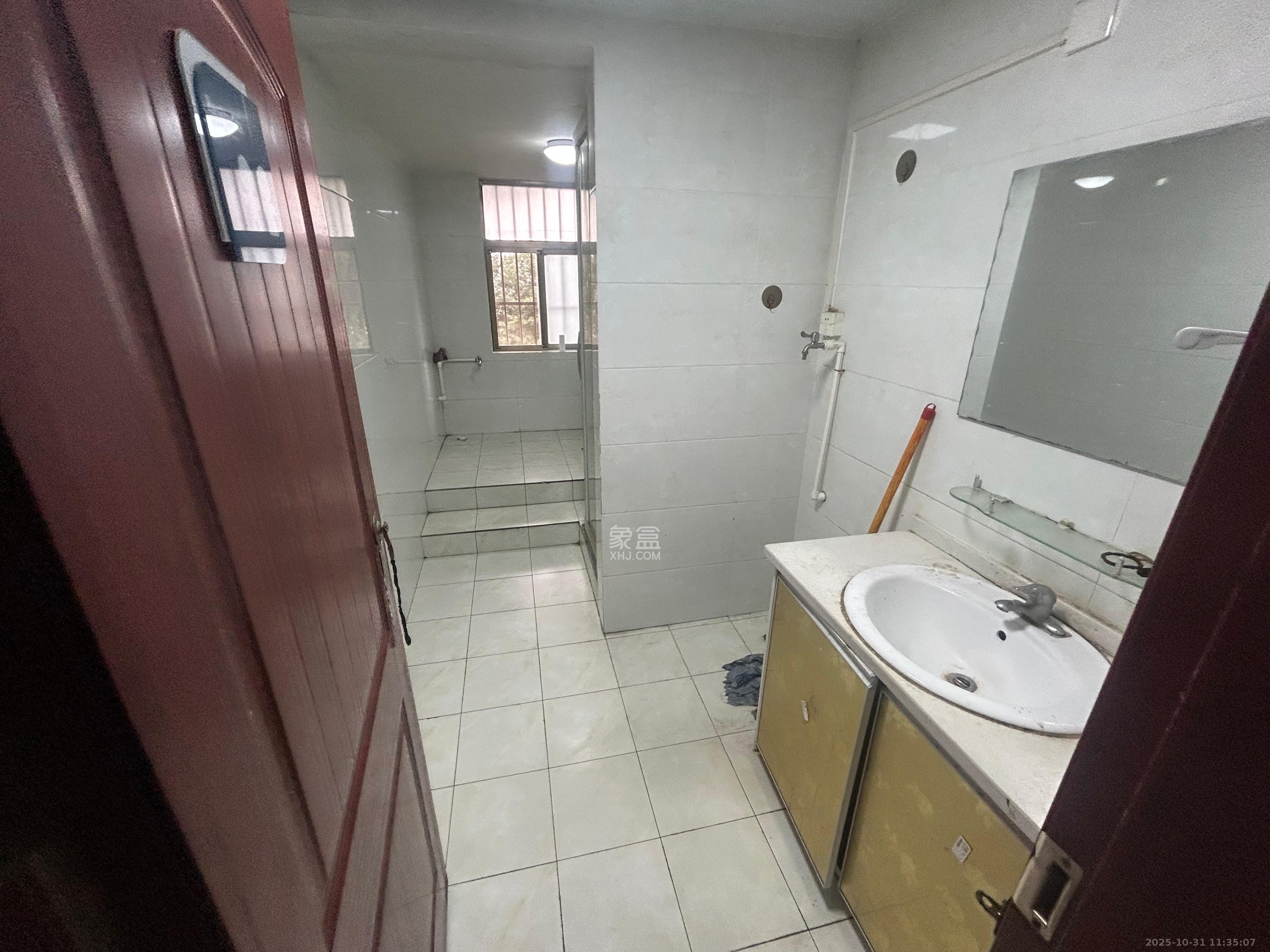 金色比华利  4室2厅2卫    2500.0元/月室内图