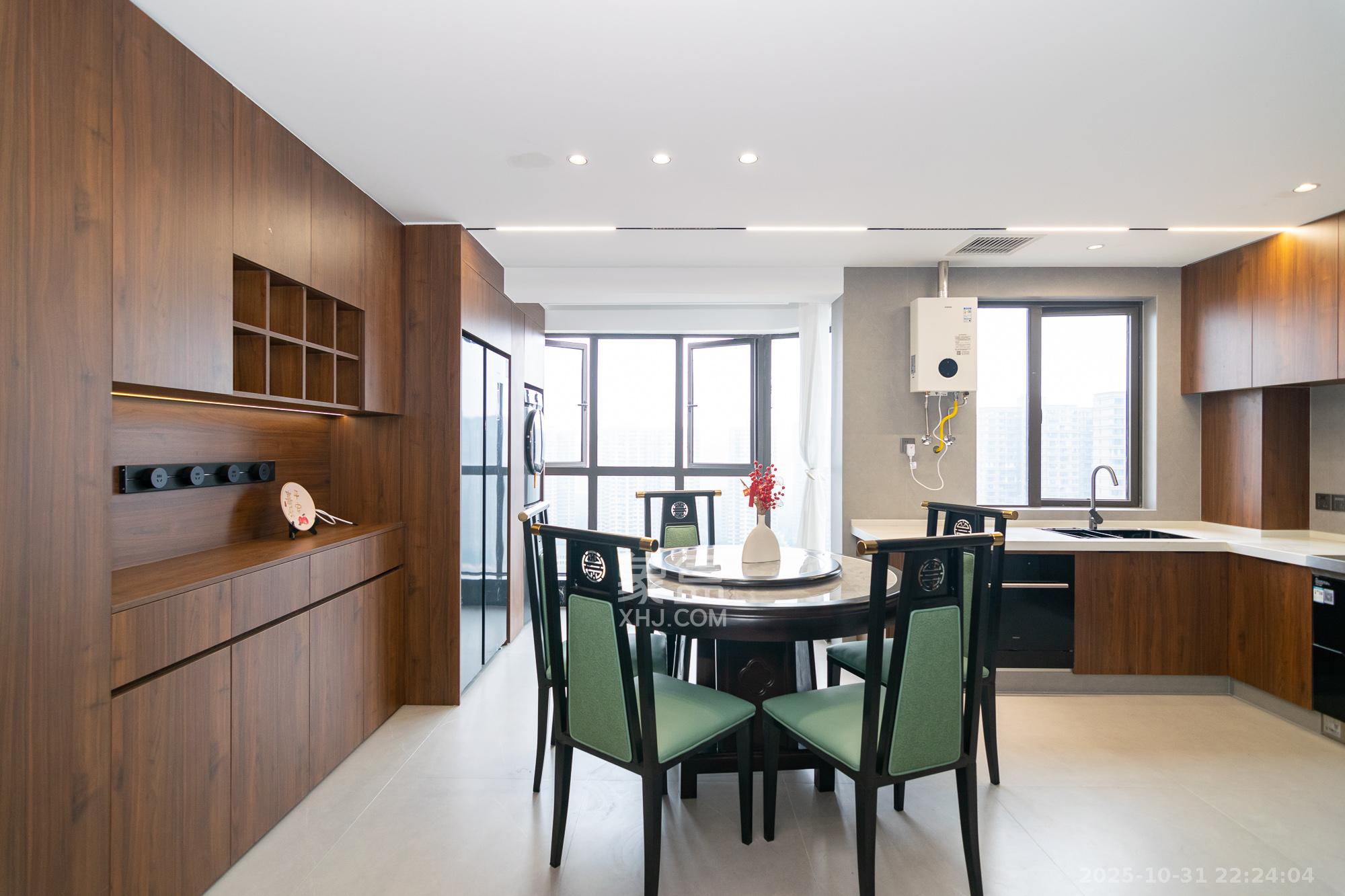 润和美郡（润和紫郡五期）  5室2厅2卫    135.0万客厅