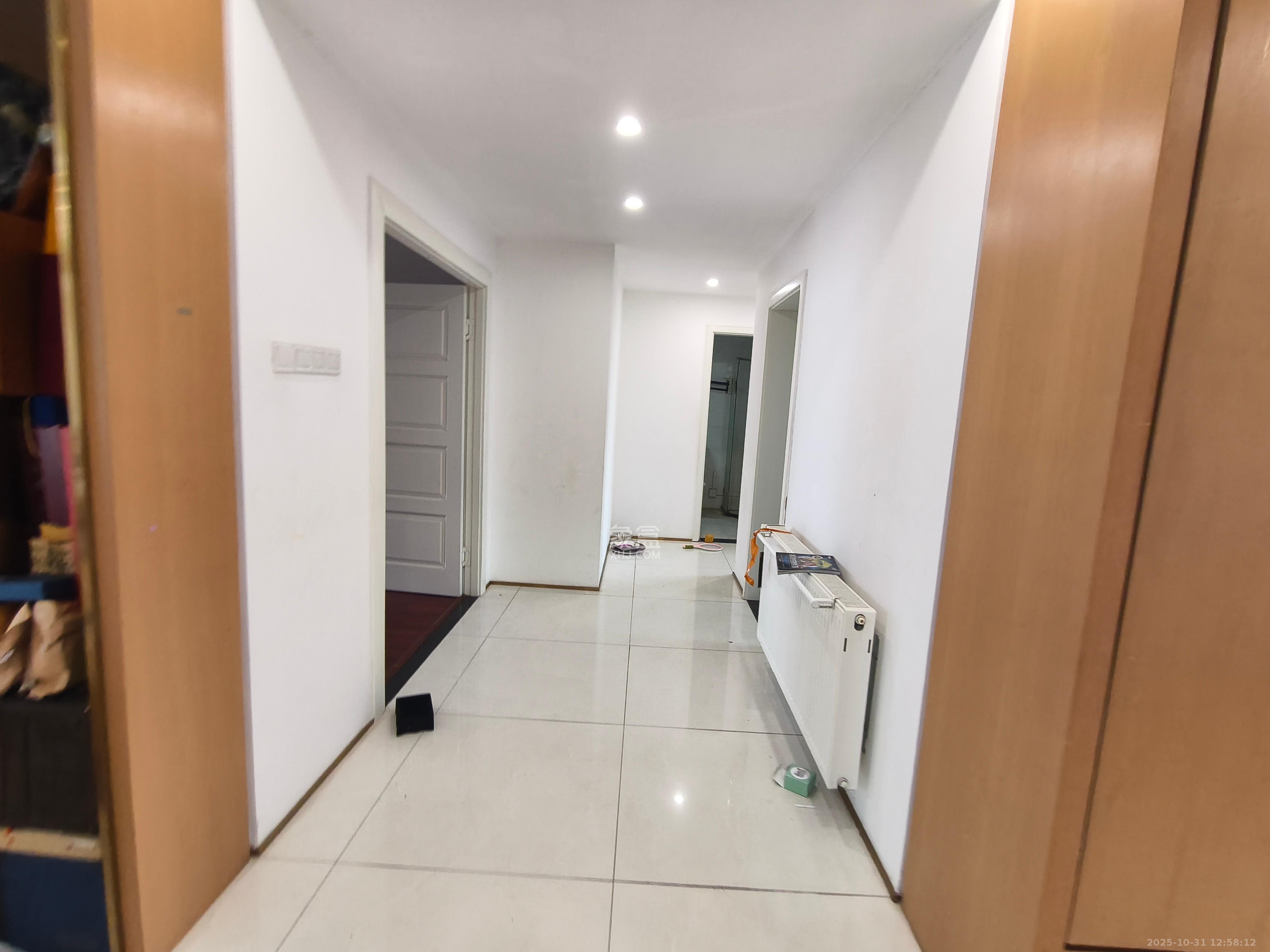 阳光100二期  5室2厅2卫    5500.0元/月室内图