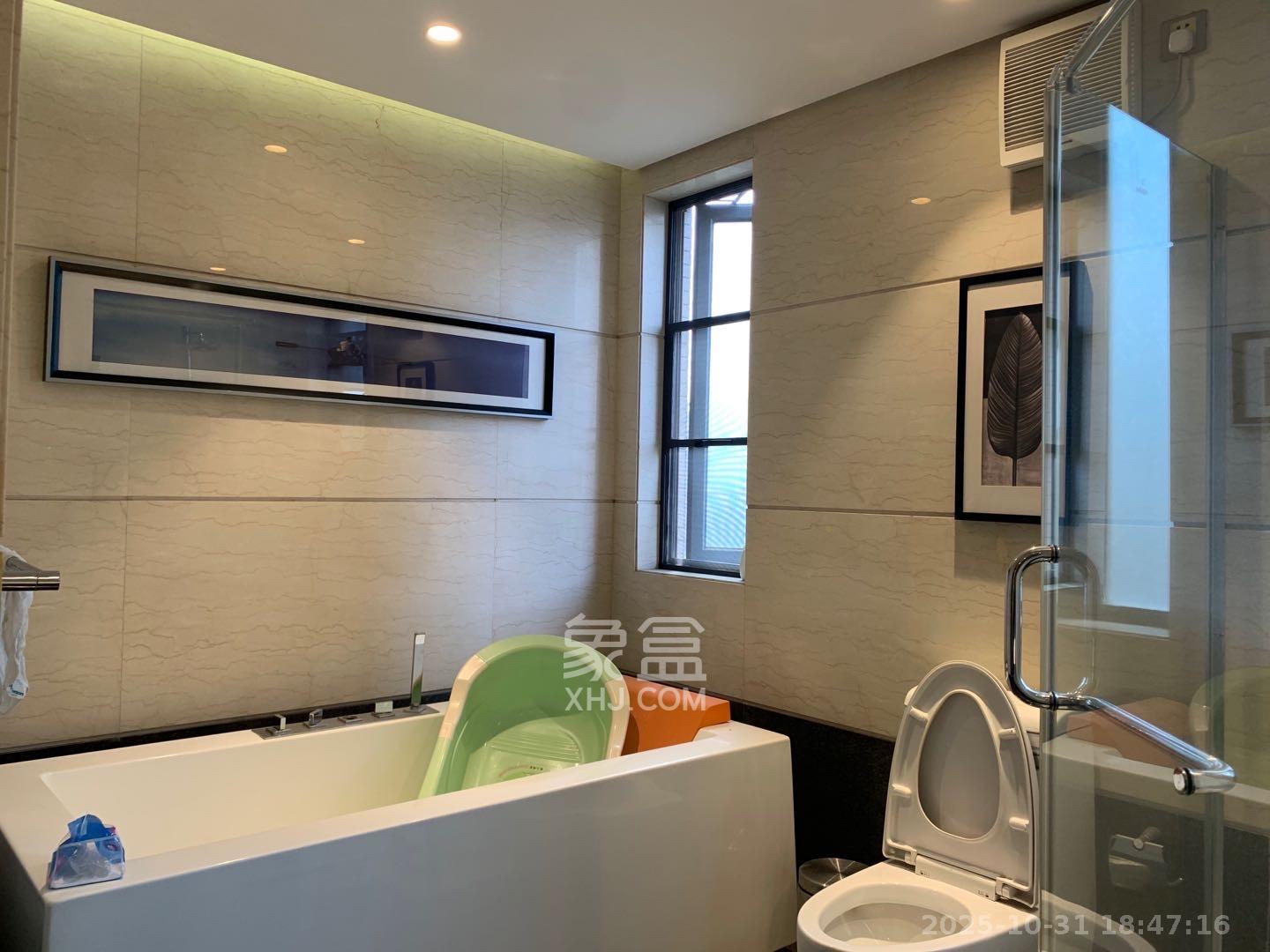 藏珑湖上国际花园  4室2厅2卫    7500.0元/月 藏珑湖上国际花园  4室2厅2卫    7500.0元/月室内图