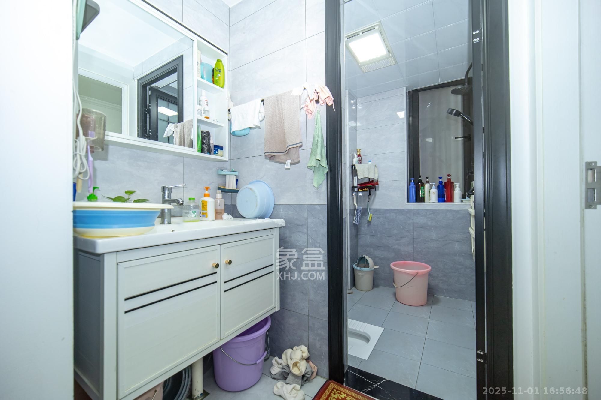 时代港湾  3室2厅1卫    62.0万卫生间