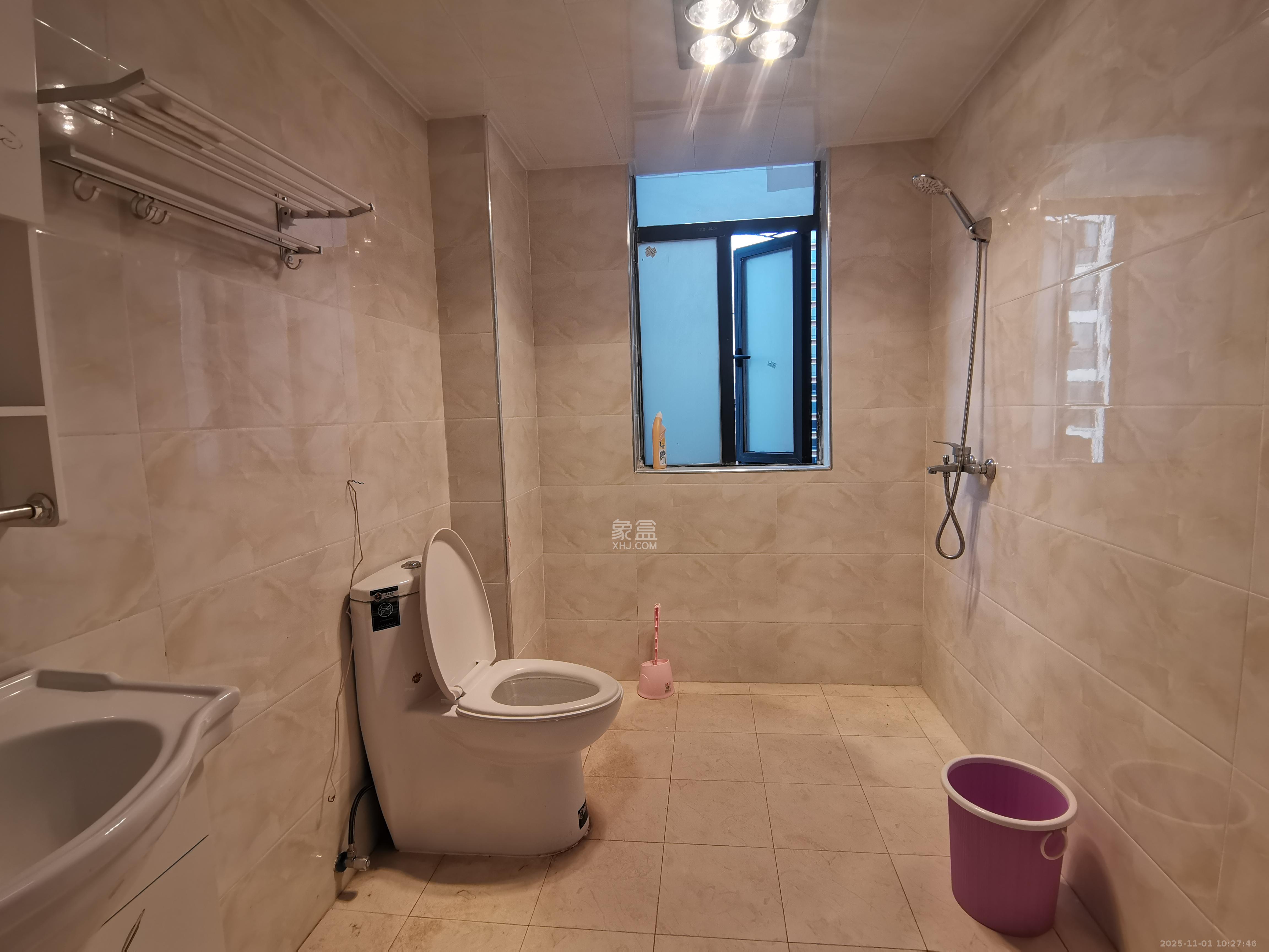 恒生碧水龙庭  3室2厅2卫    1900.0元/月室内图