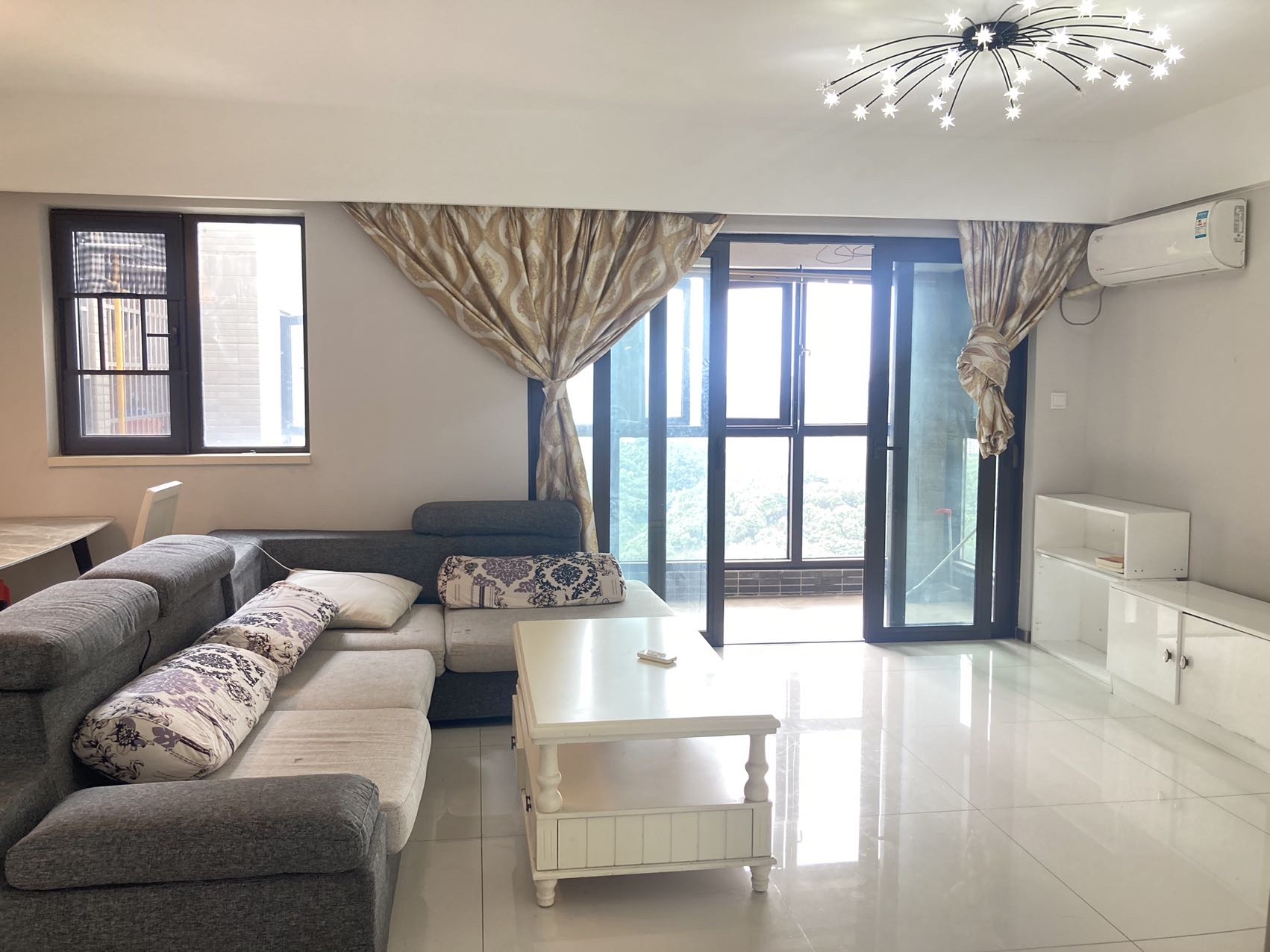 时代倾城五期 3室2厅2卫 2400.0元/月 时代倾城五期 3室2厅2卫 2400.0元/月户型图