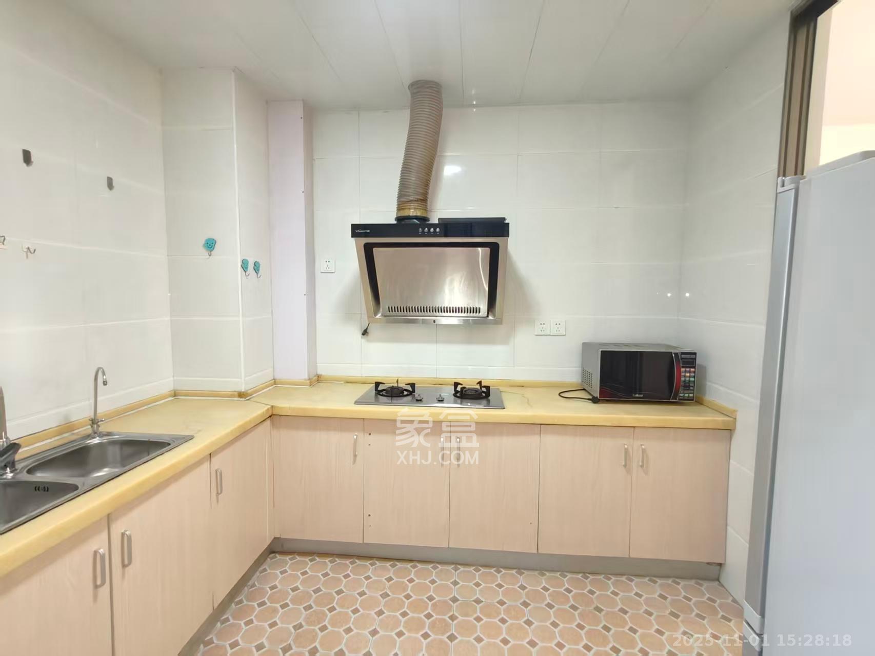 山水誉峰  3室2厅1卫    2600.0元/月室内图