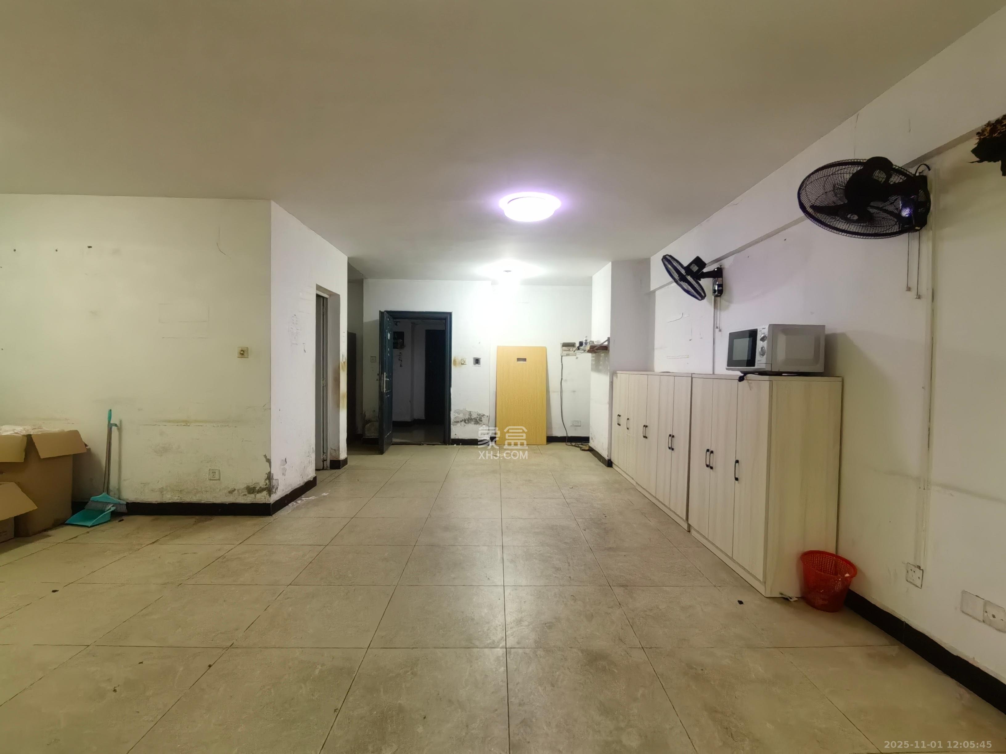 新时代广场  1室3厅1卫    2600.0元/月