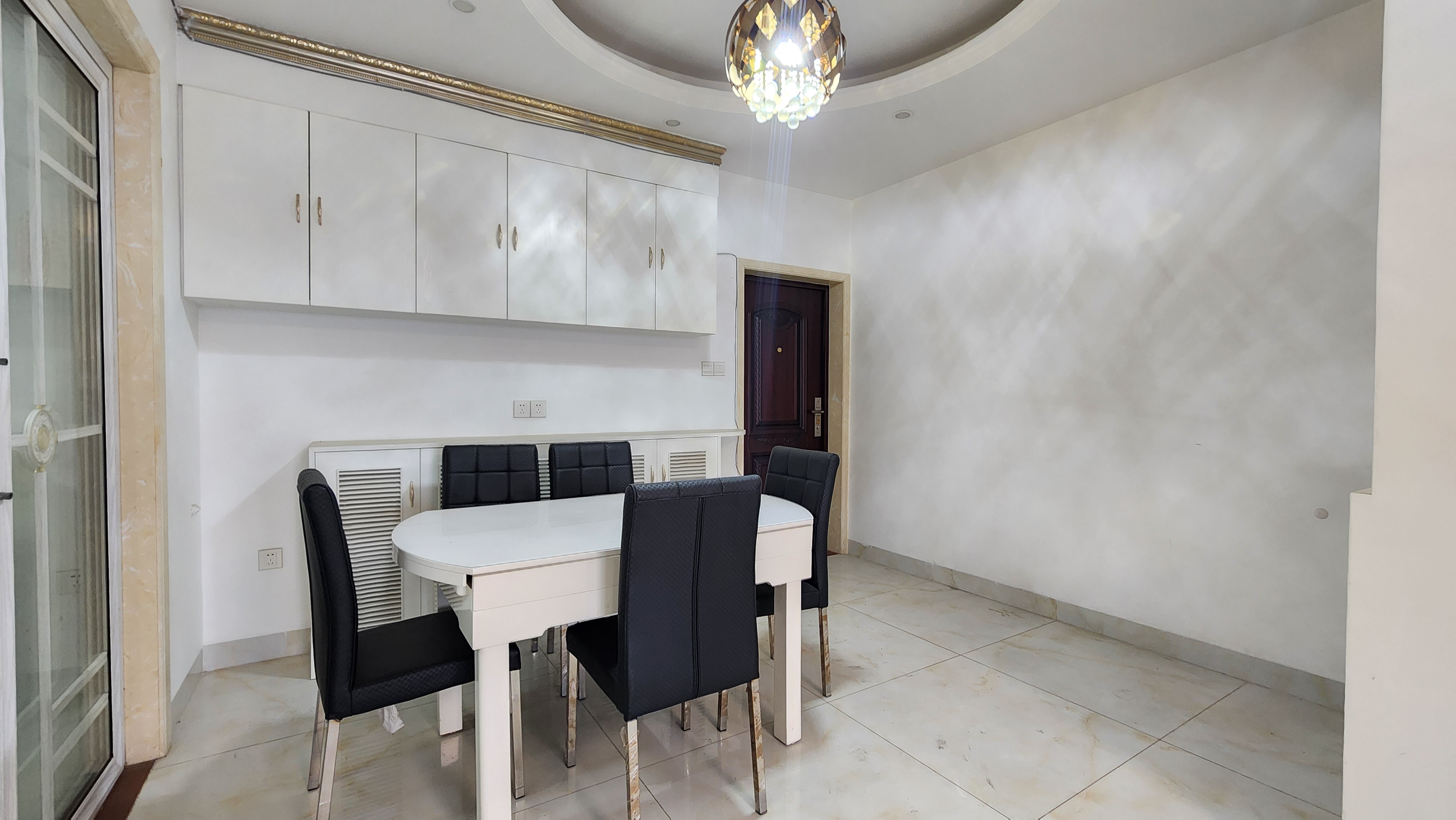 东方名城  3室2厅2卫    2300.0元/月