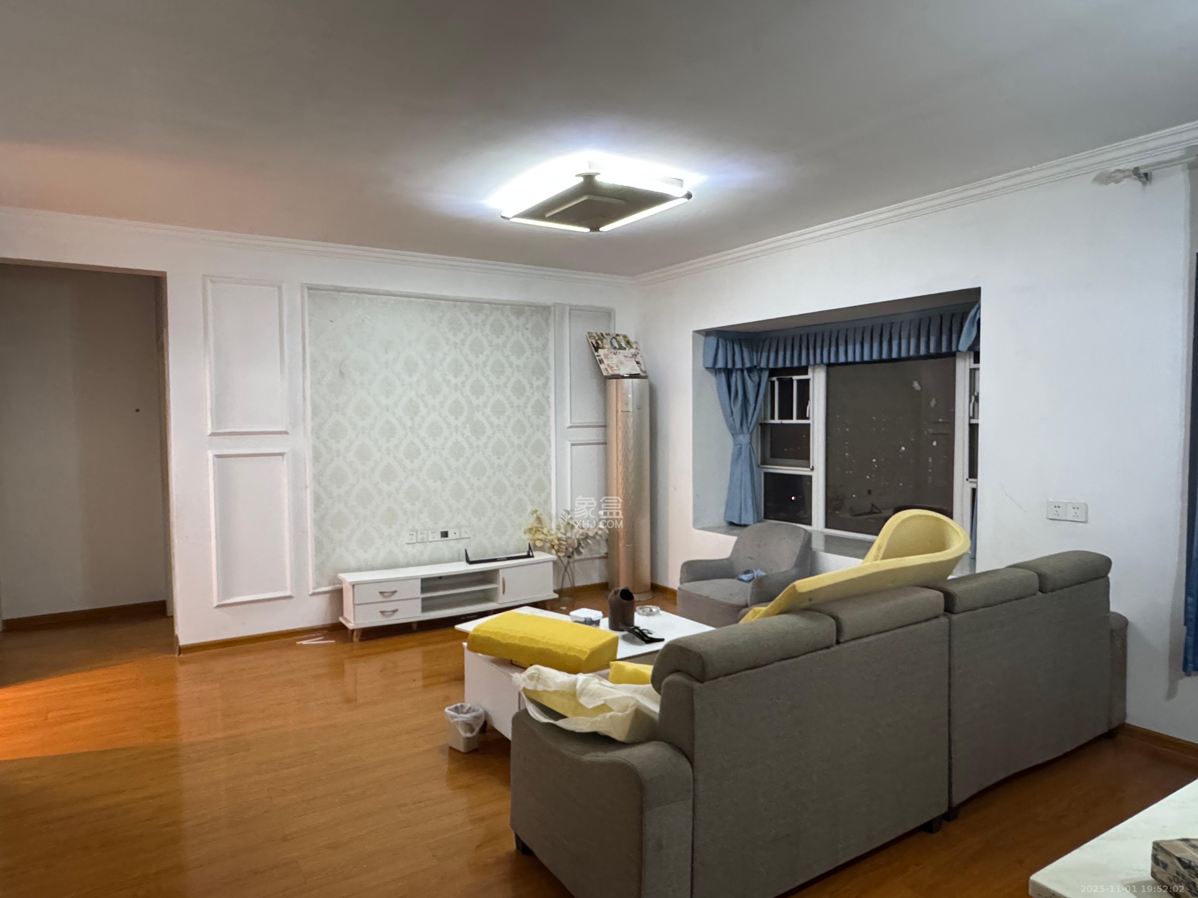 荣盛花语城  1室2厅1卫    2000.0元/月