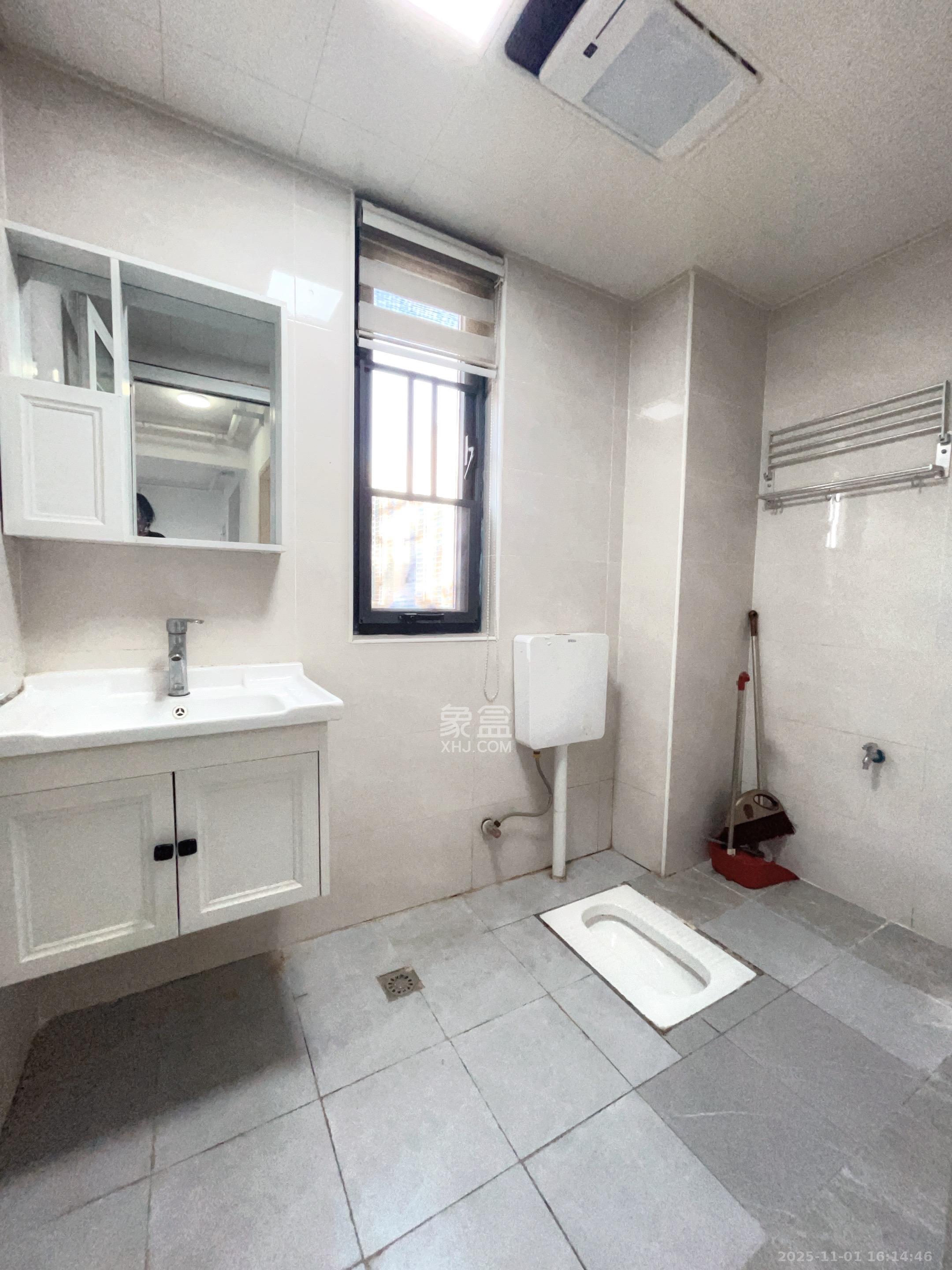 南山梅溪一方  4室2厅2卫    2800.0元/月室内图