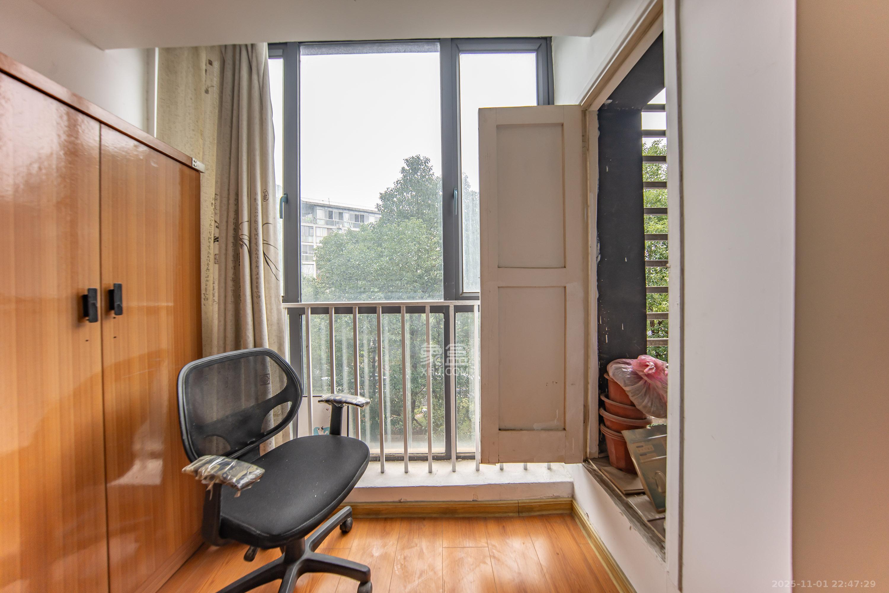 阳光100二期  1室1厅1卫    23.8万阳台