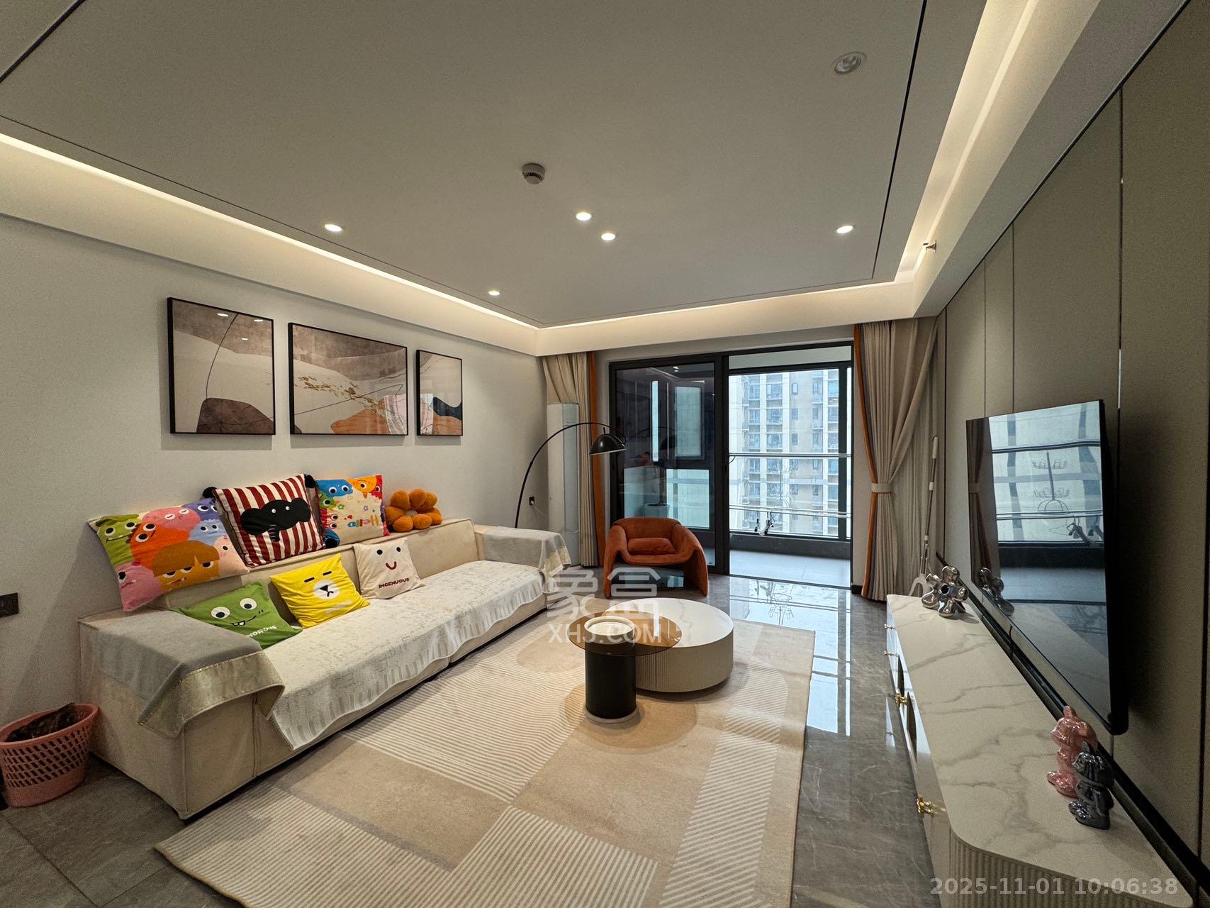 卓越中寰  4室2厅2卫    6200.0元/月