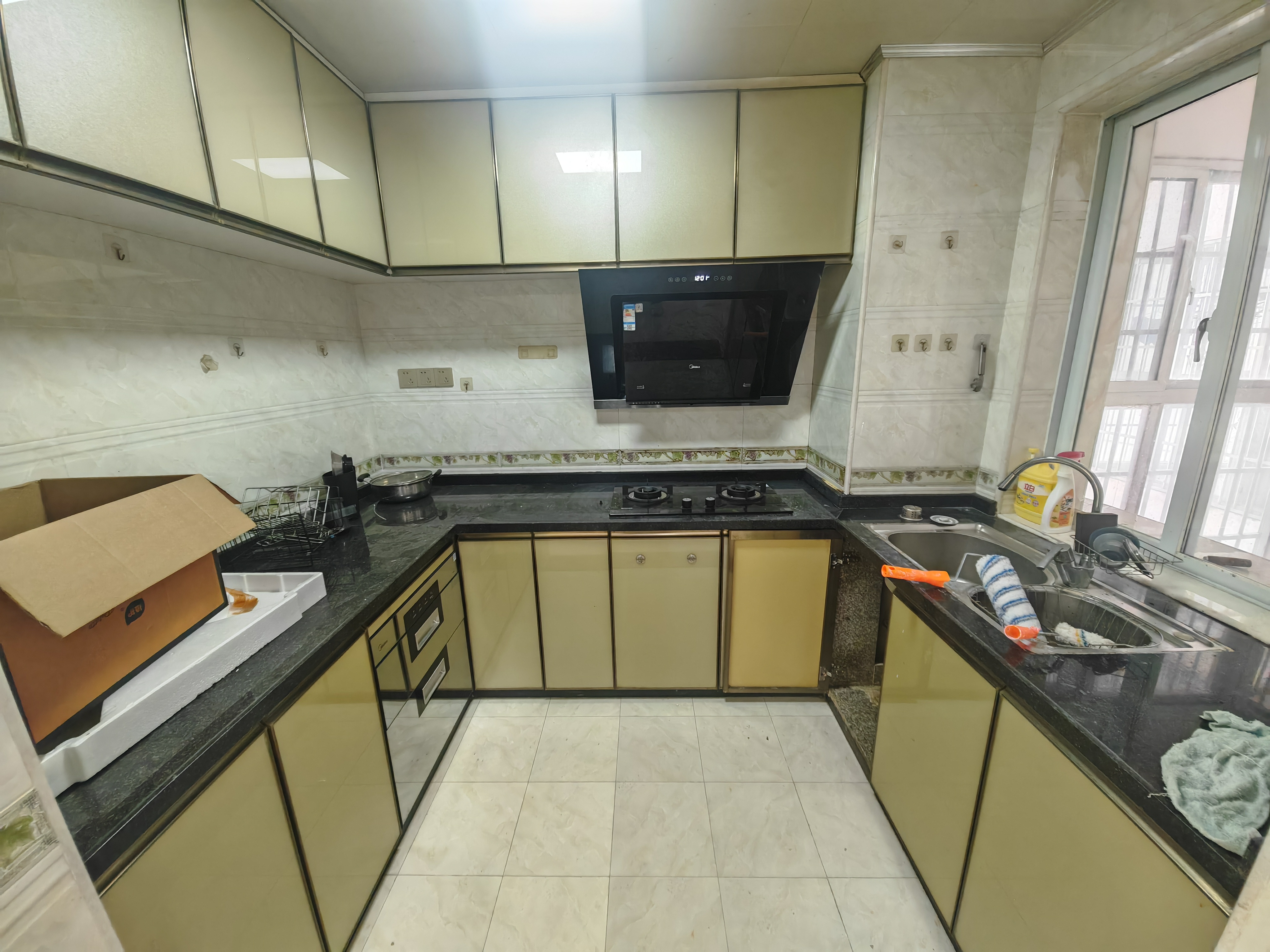 海航城  3室2厅2卫    2500.0元/月 海航城  3室2厅2卫    2500.0元/月室内图