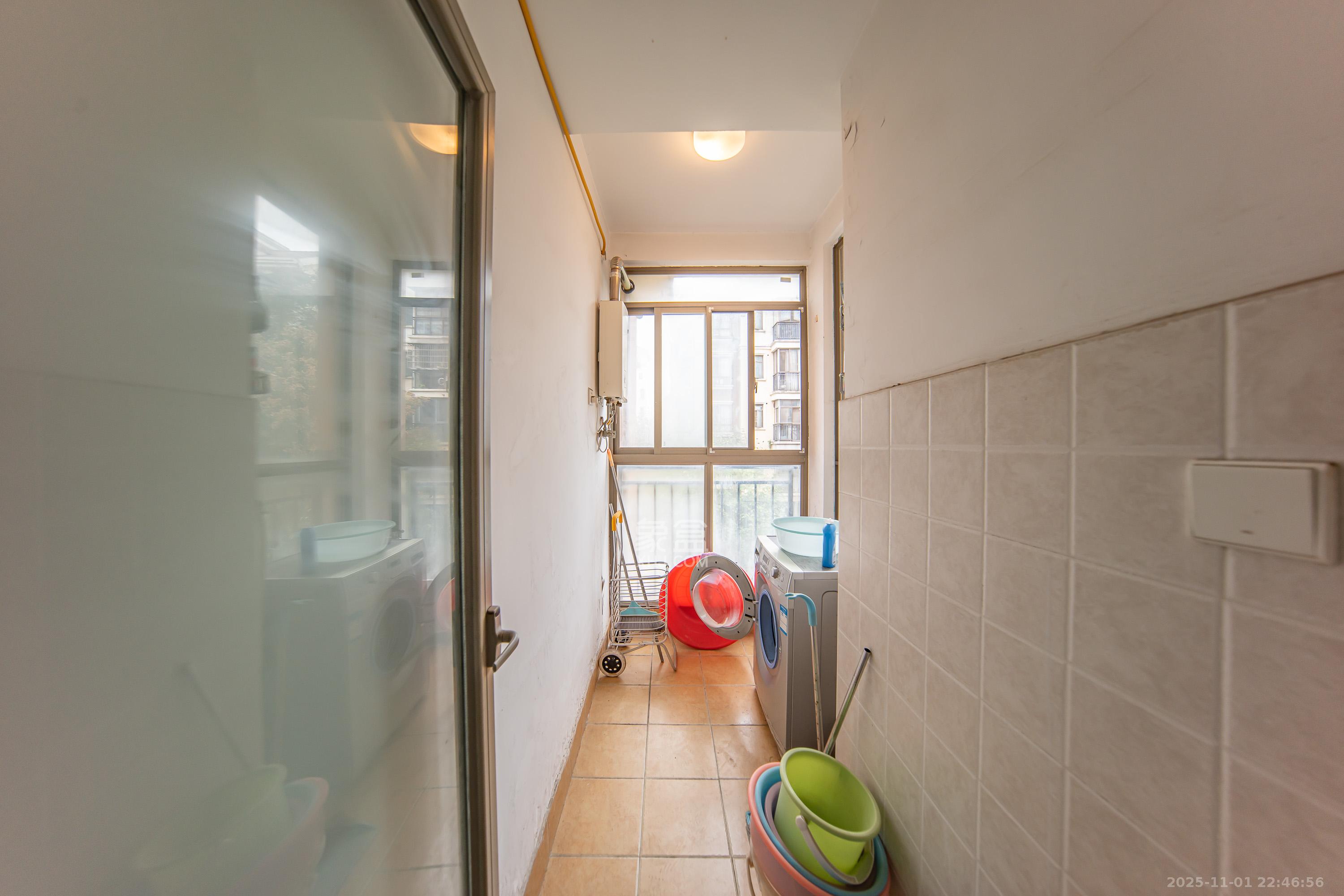 米兰春天 3室2厅2卫 80.0万 米兰春天 3室2厅2卫 80.0万阳台