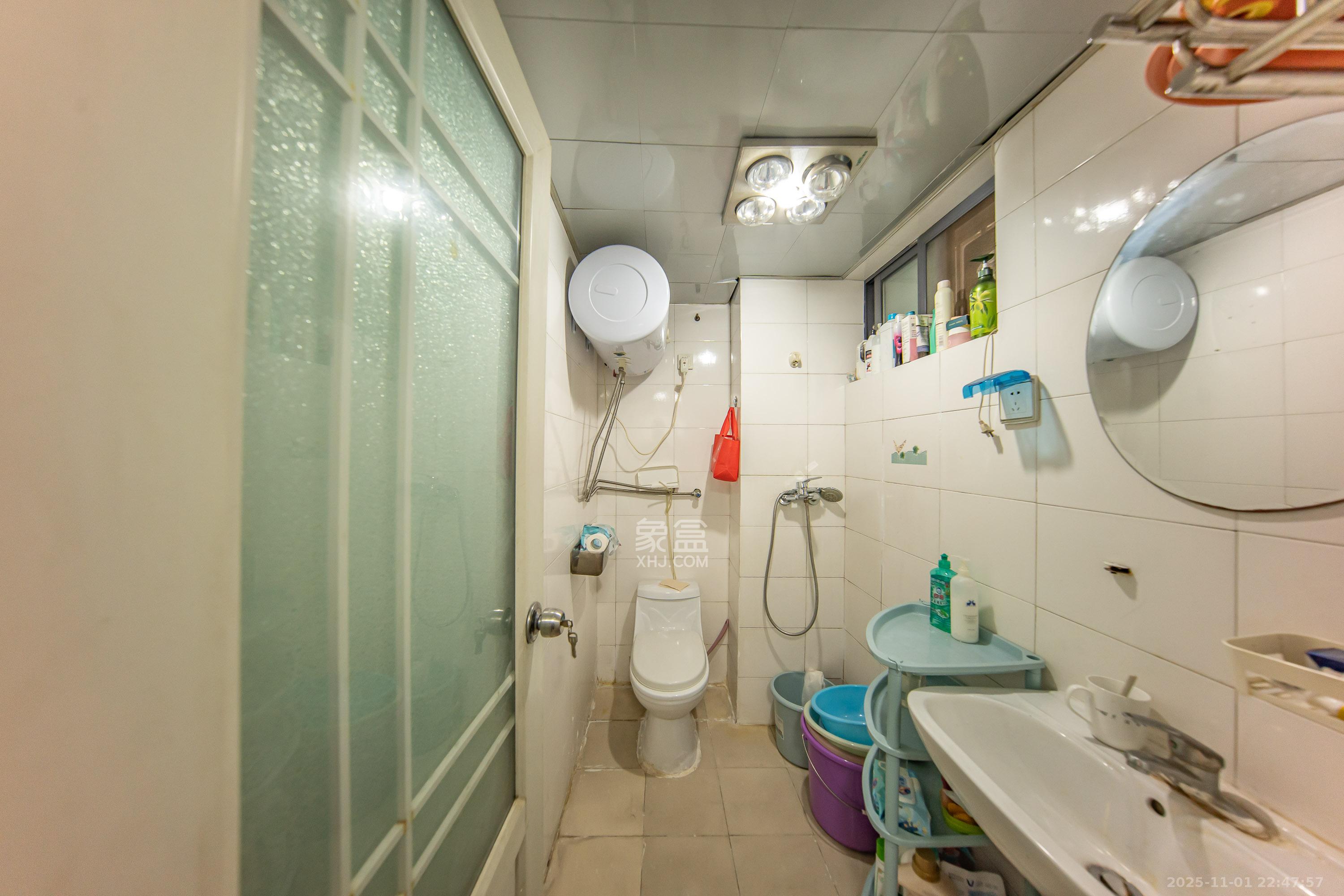 阳光100二期  1室1厅1卫    23.8万卫生间