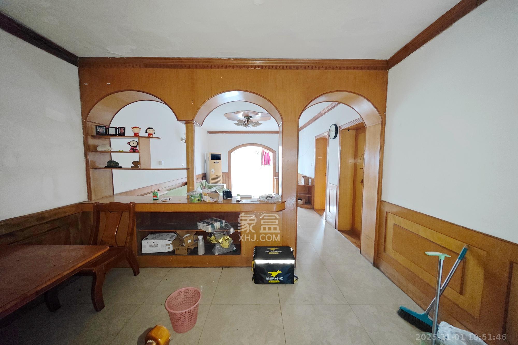 下民航宿舍  3室1厅1卫    45.0万客厅