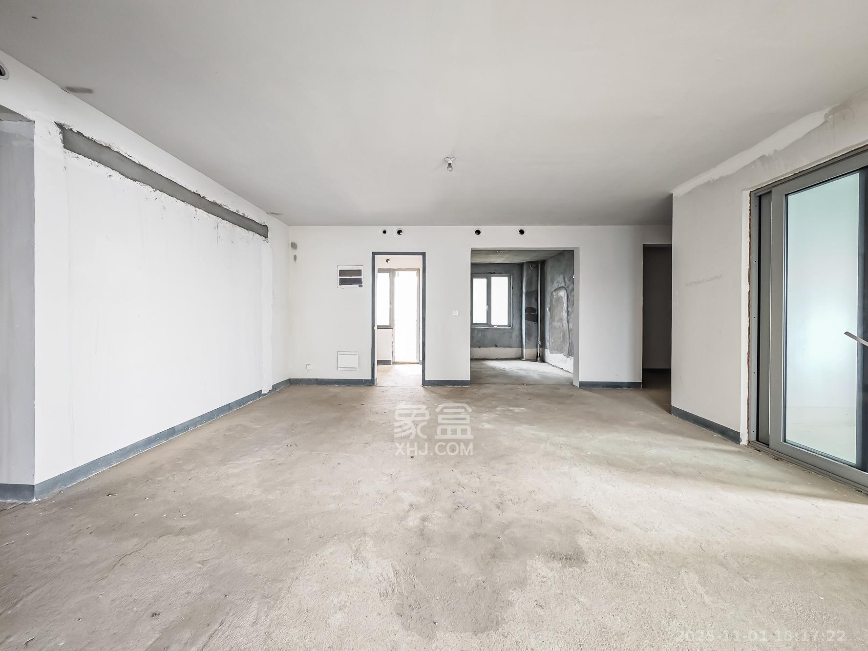 湘江壹号一二三期（创远湘江壹号）  5室2厅4卫    258.0万客厅