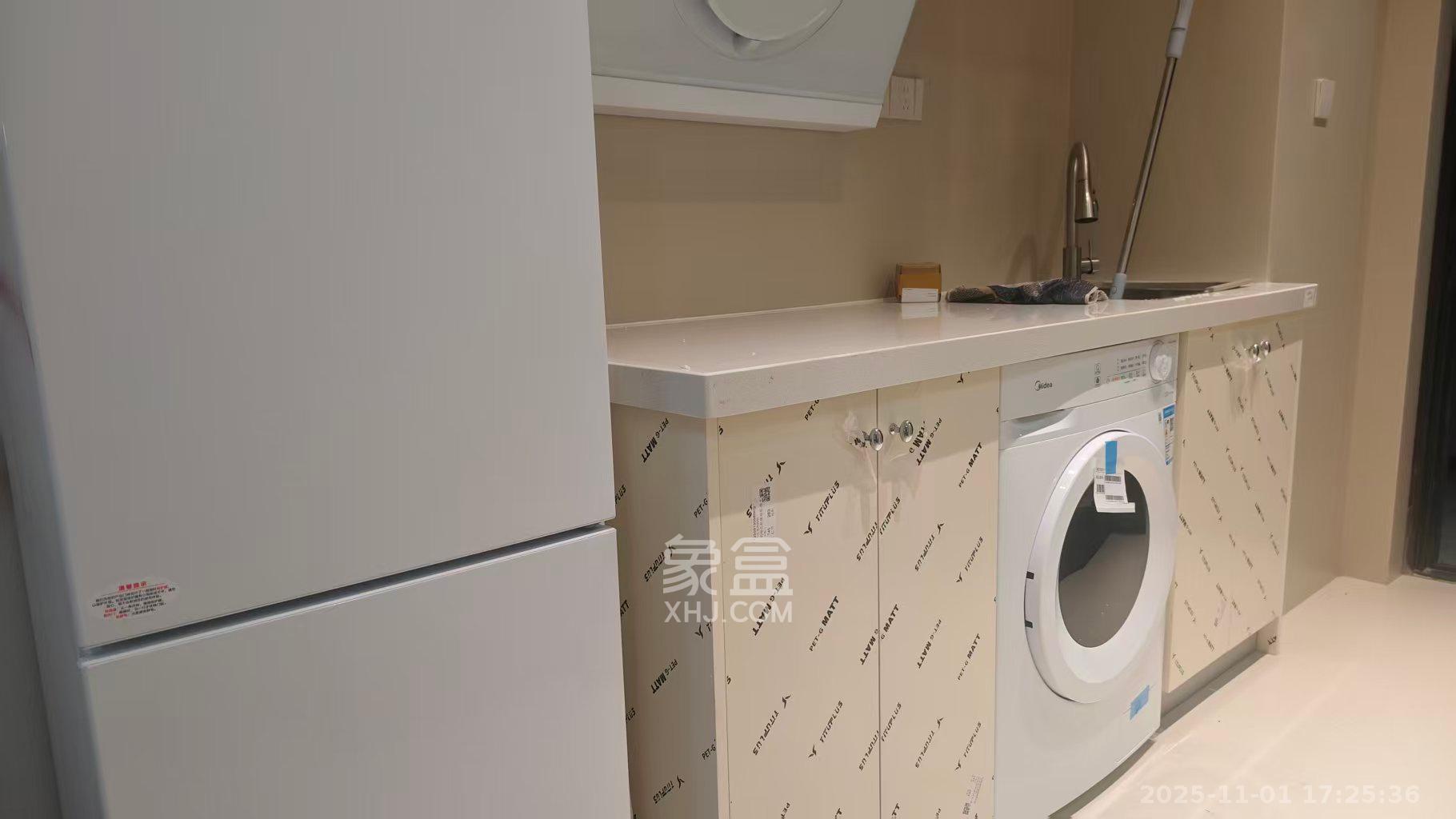 绿地商务广场  1室1厅1卫    1600.0元/月室内图